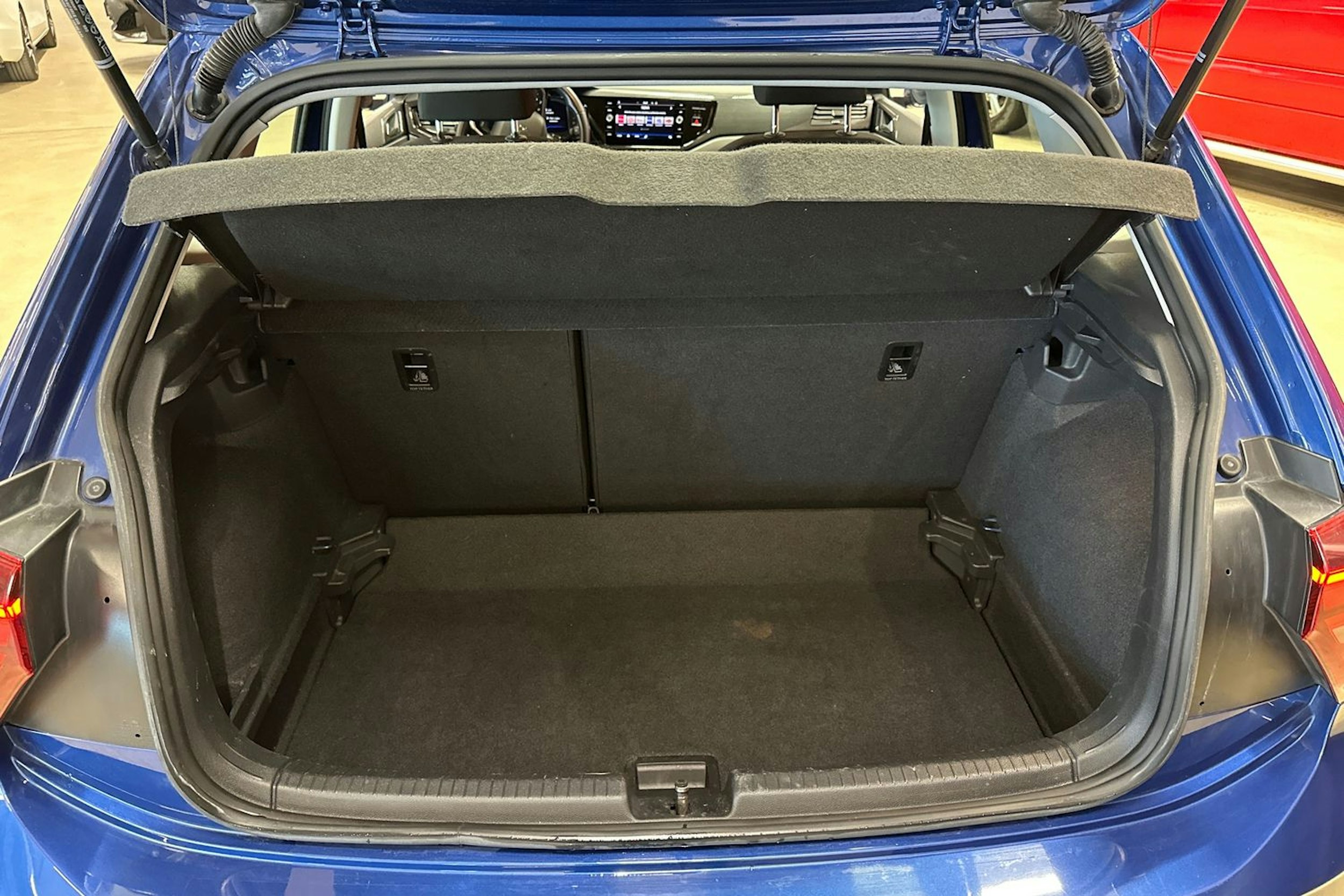 sininen Volkswagen Polo 2023 kuva 28.