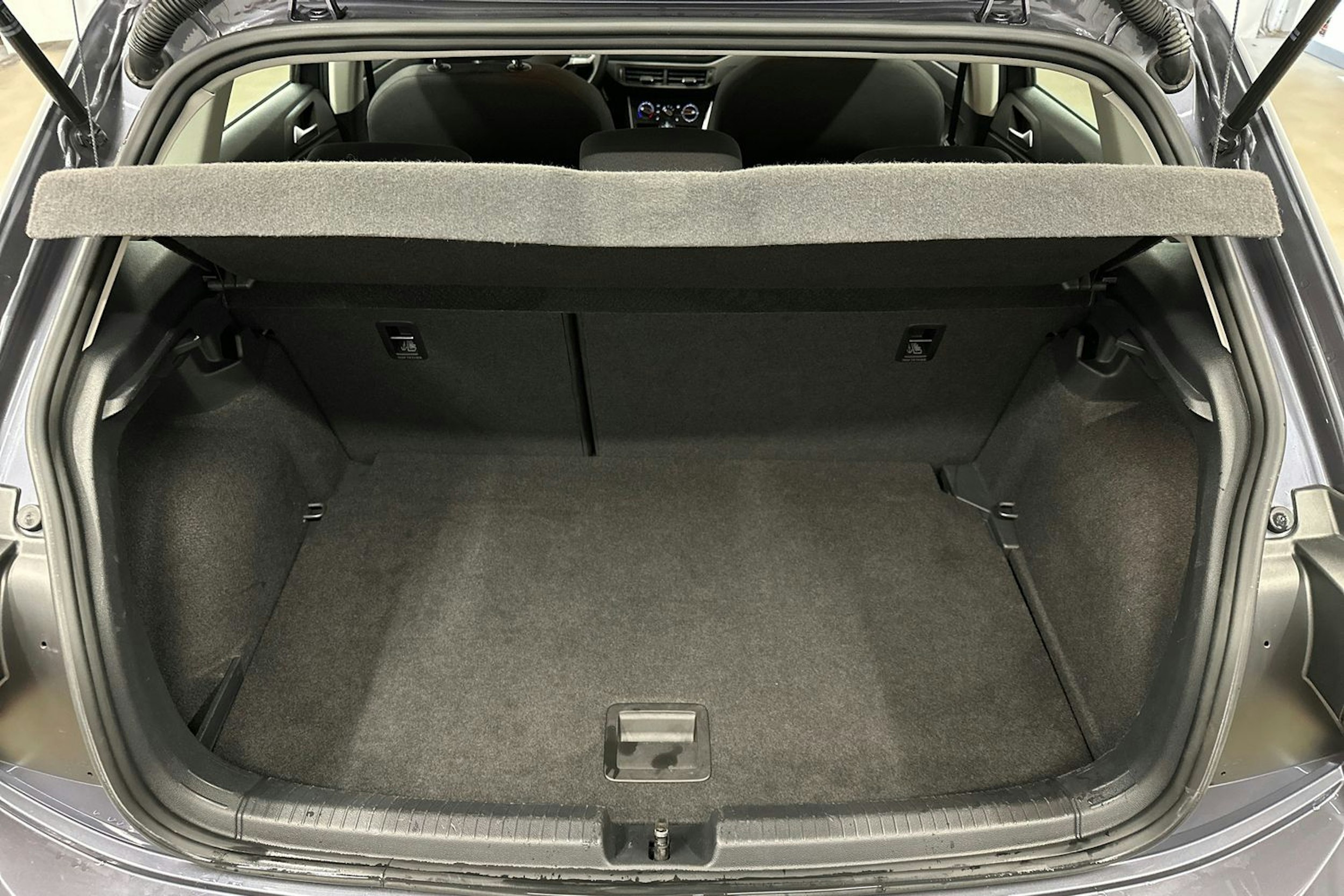 harmaa Volkswagen Polo 2023 kuva 14.