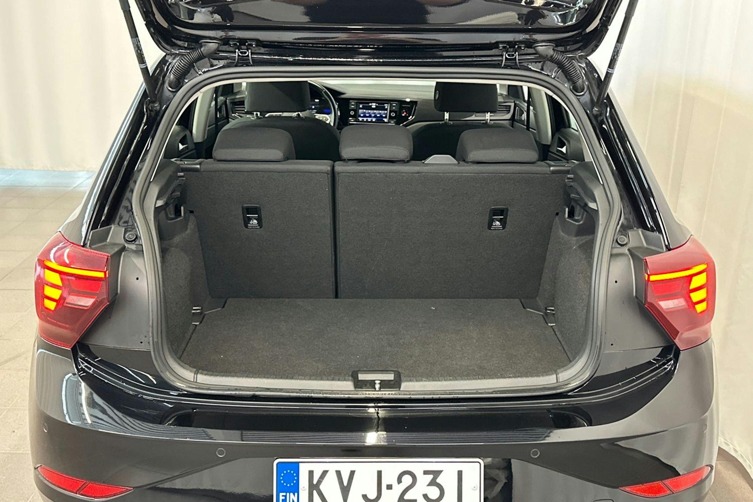 musta Volkswagen Polo 2023 kuva 16.