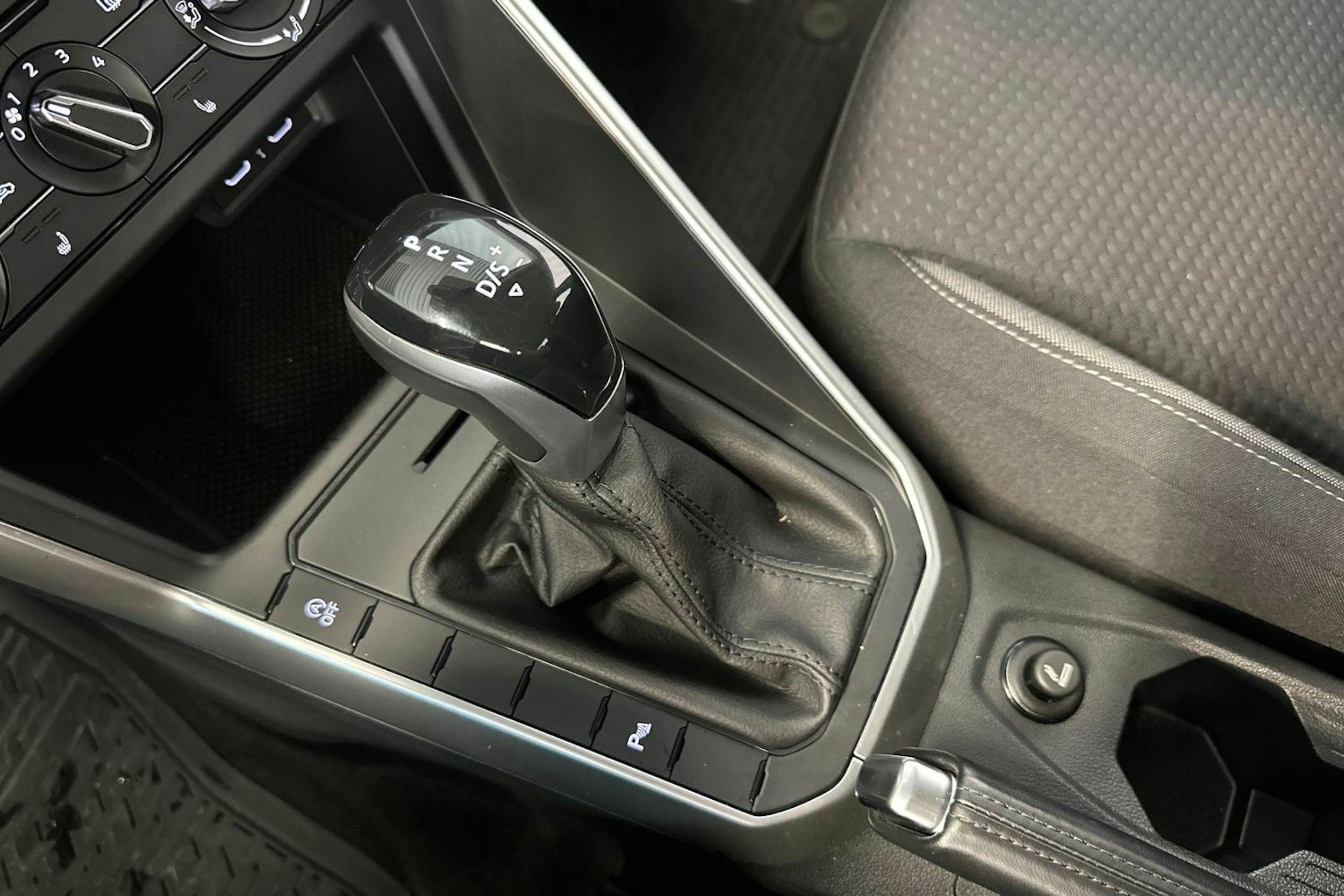 musta Volkswagen Polo 2023 kuva 22.