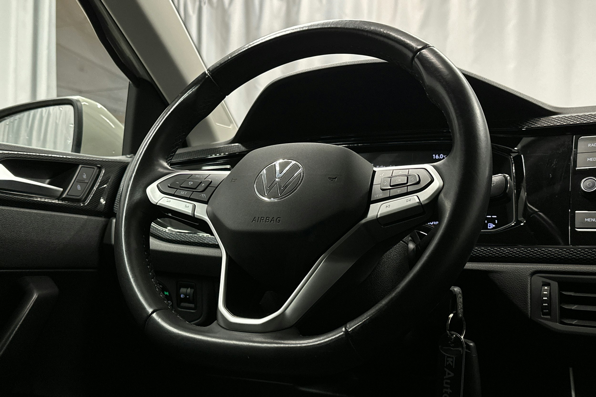 harmaa Volkswagen Polo 2023 kuva 16.