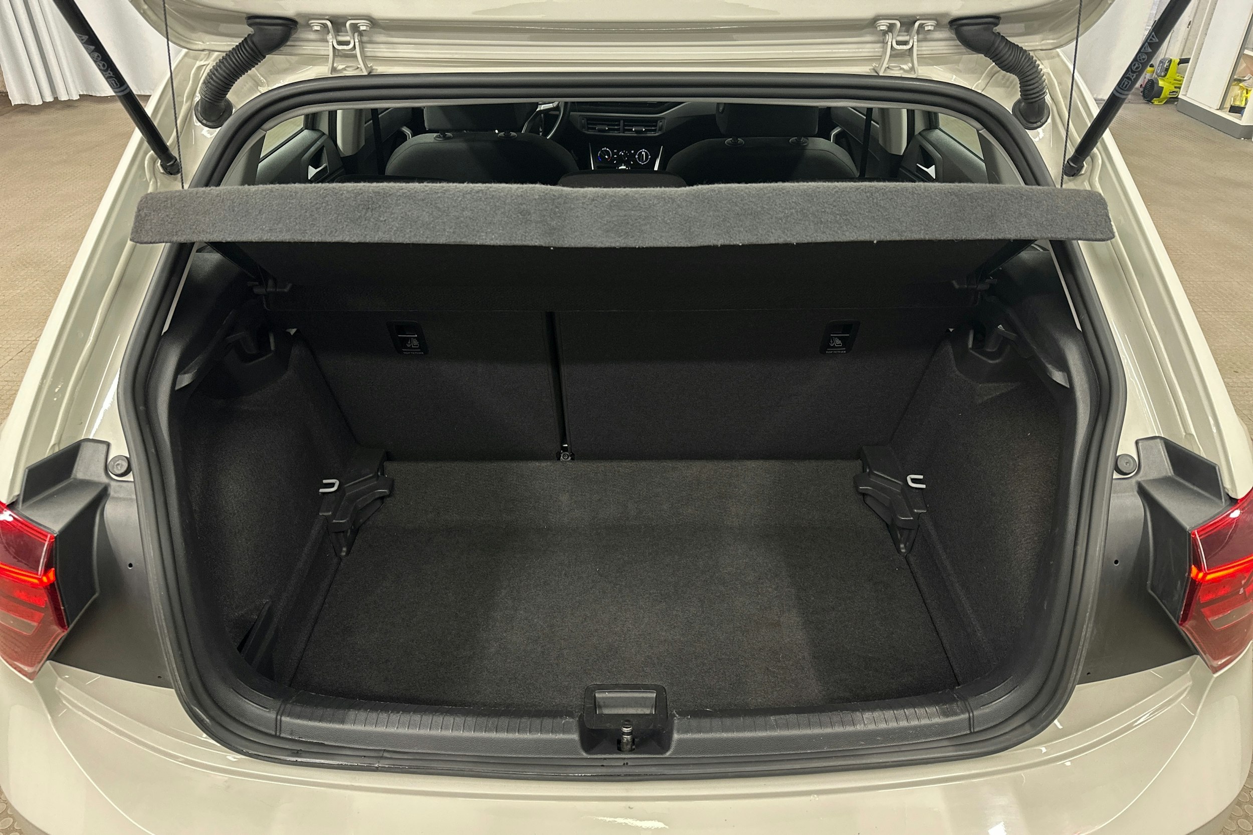 harmaa Volkswagen Polo 2023 kuva 14.