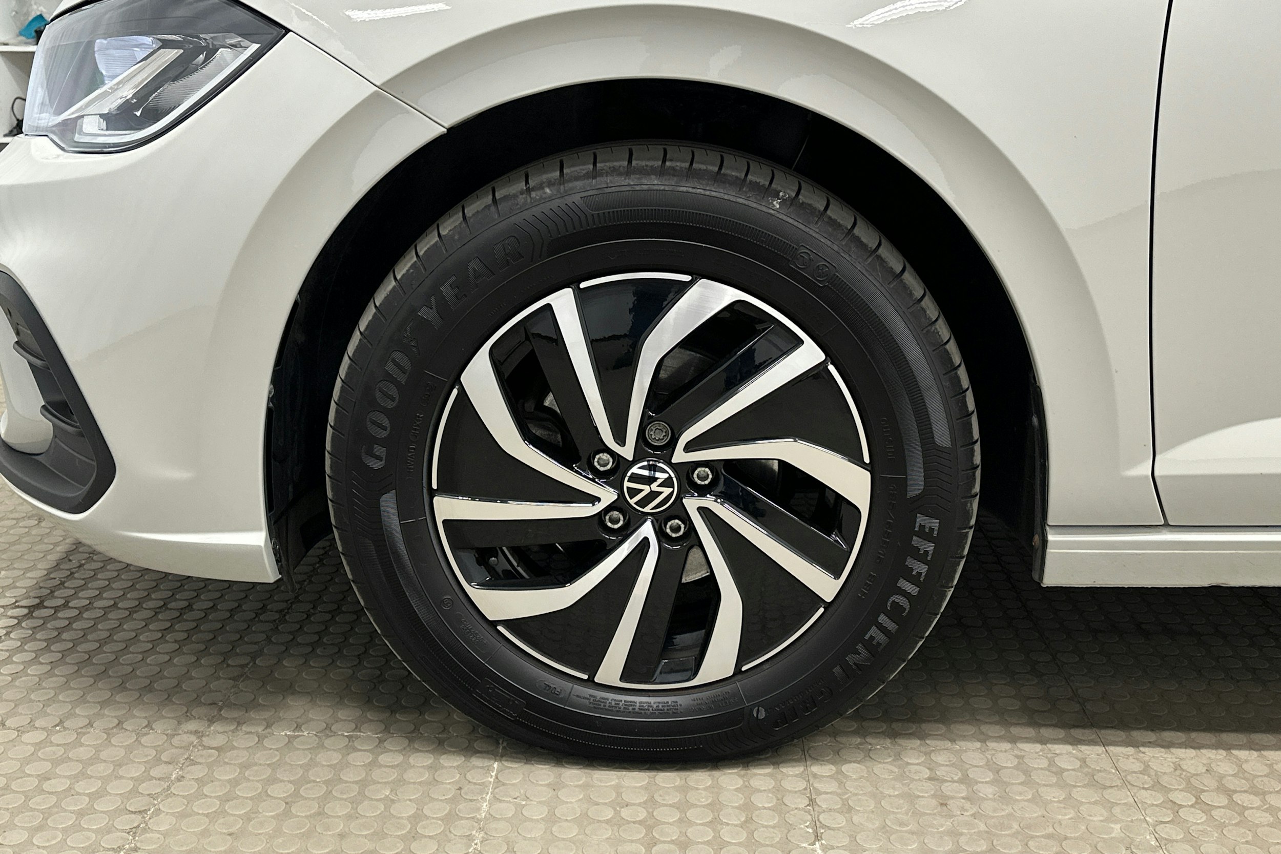 harmaa Volkswagen Polo 2023 kuva 11.