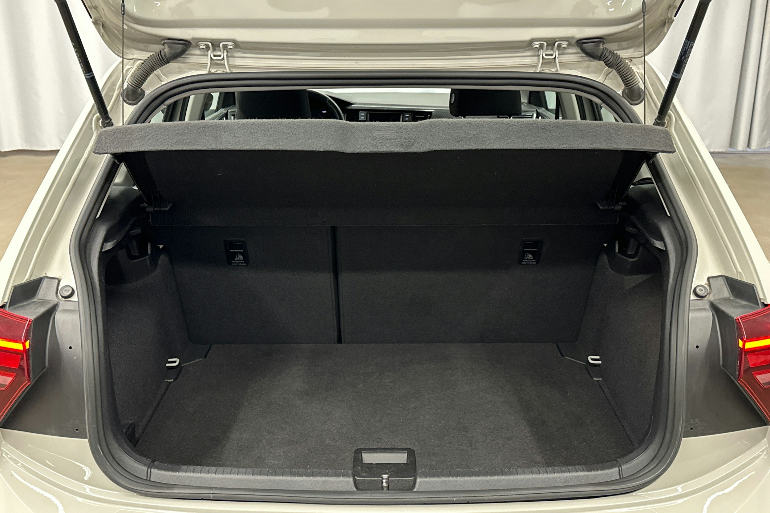 harmaa Volkswagen Polo 2023 kuva 14.