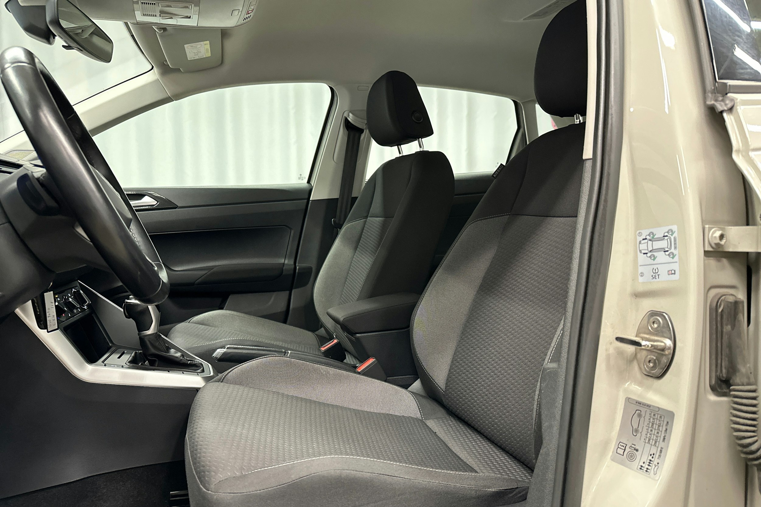 harmaa Volkswagen Polo 2023 kuva 15.