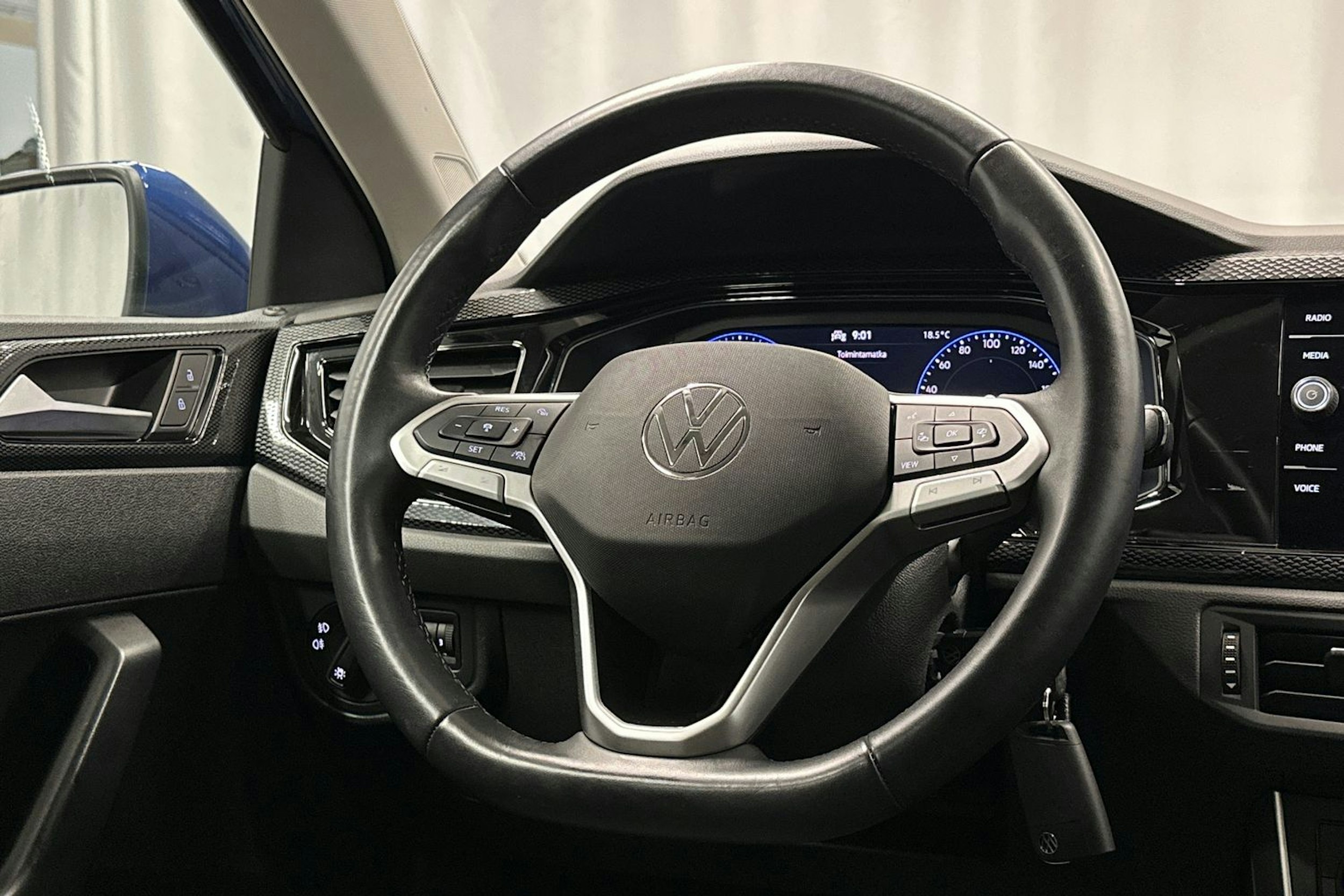 sininen Volkswagen Polo 2023 kuva 11.