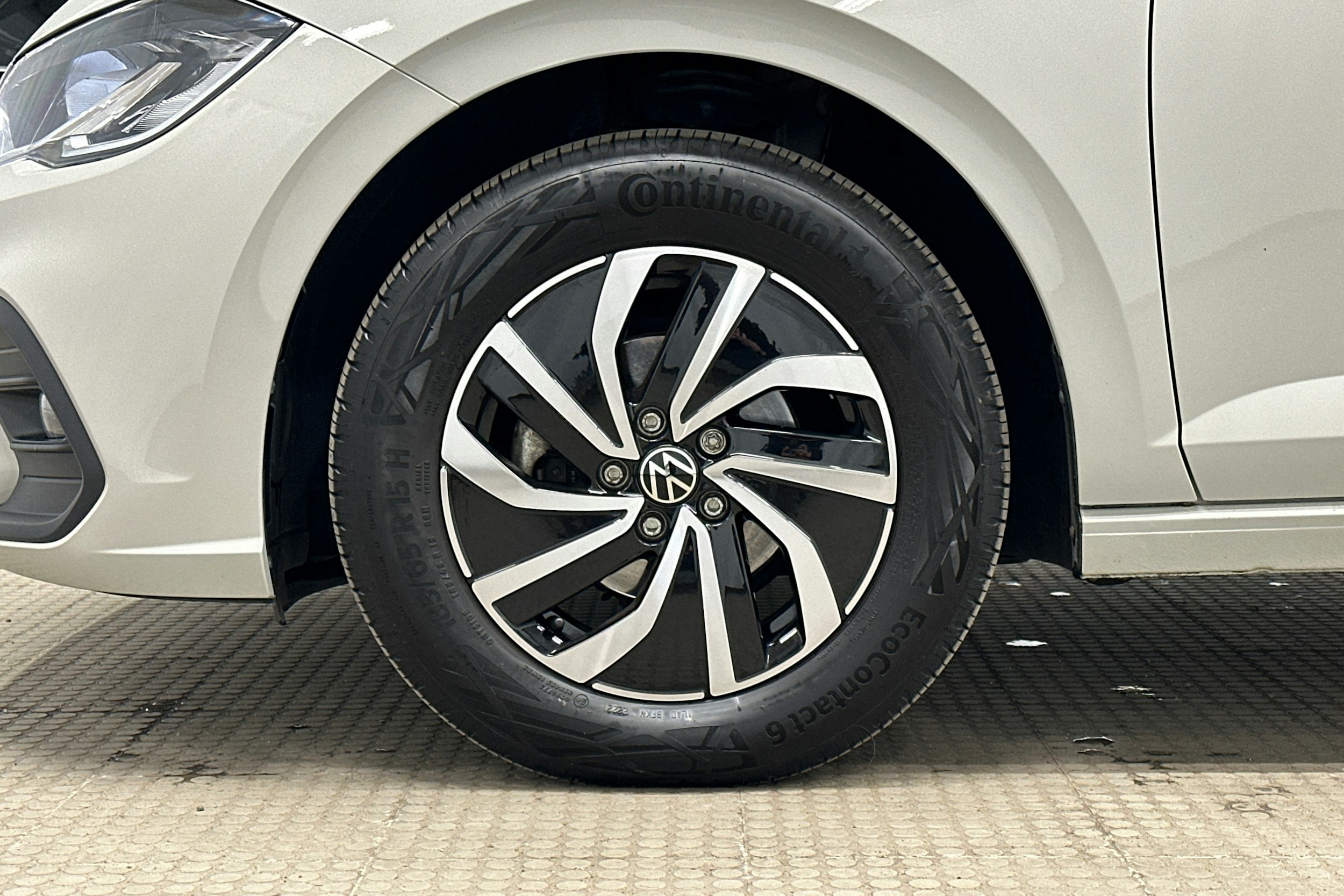harmaa Volkswagen Polo 2023 kuva 9.