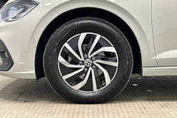 harmaa Volkswagen Polo 2023 kuva 9.