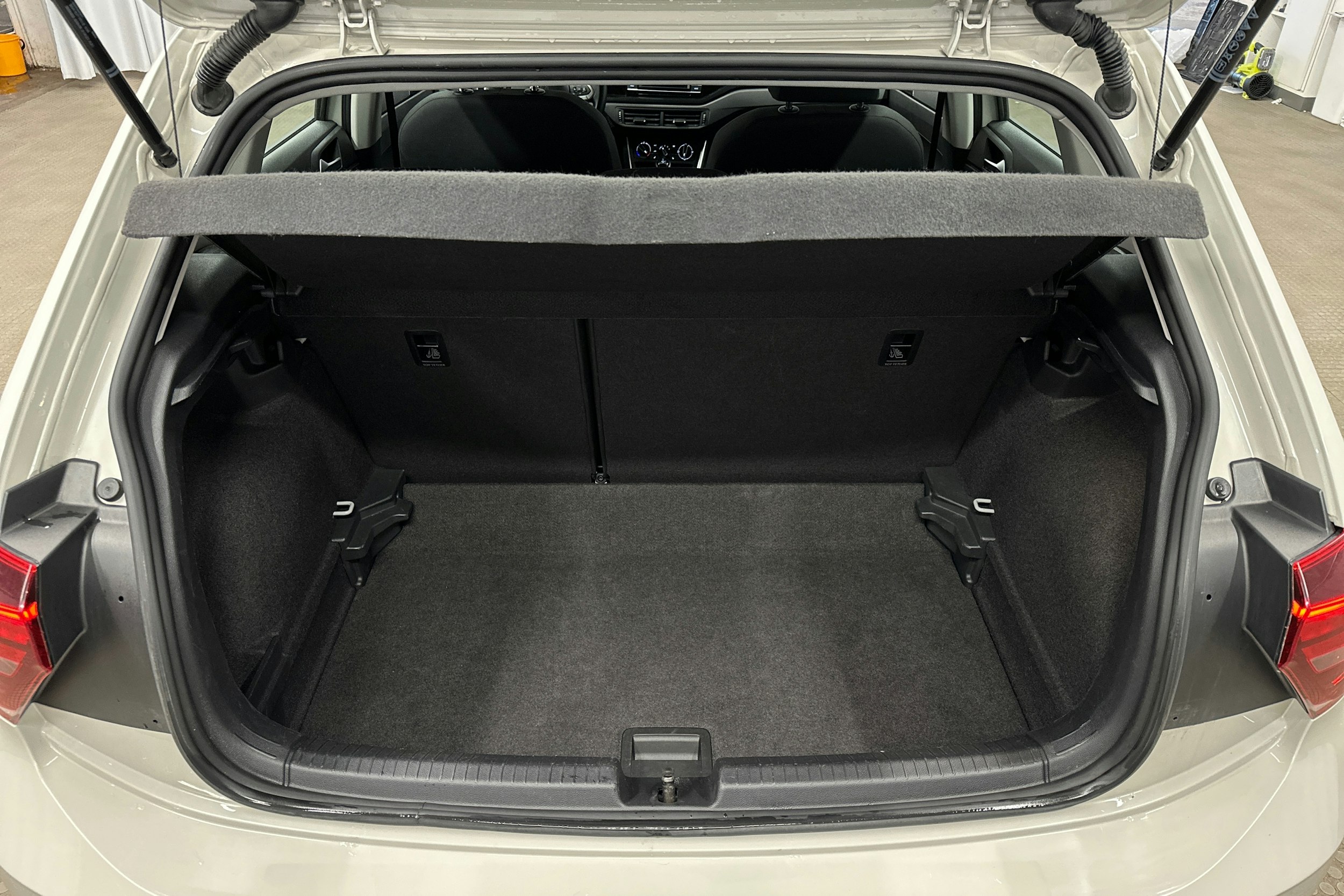 harmaa Volkswagen Polo 2023 kuva 14.