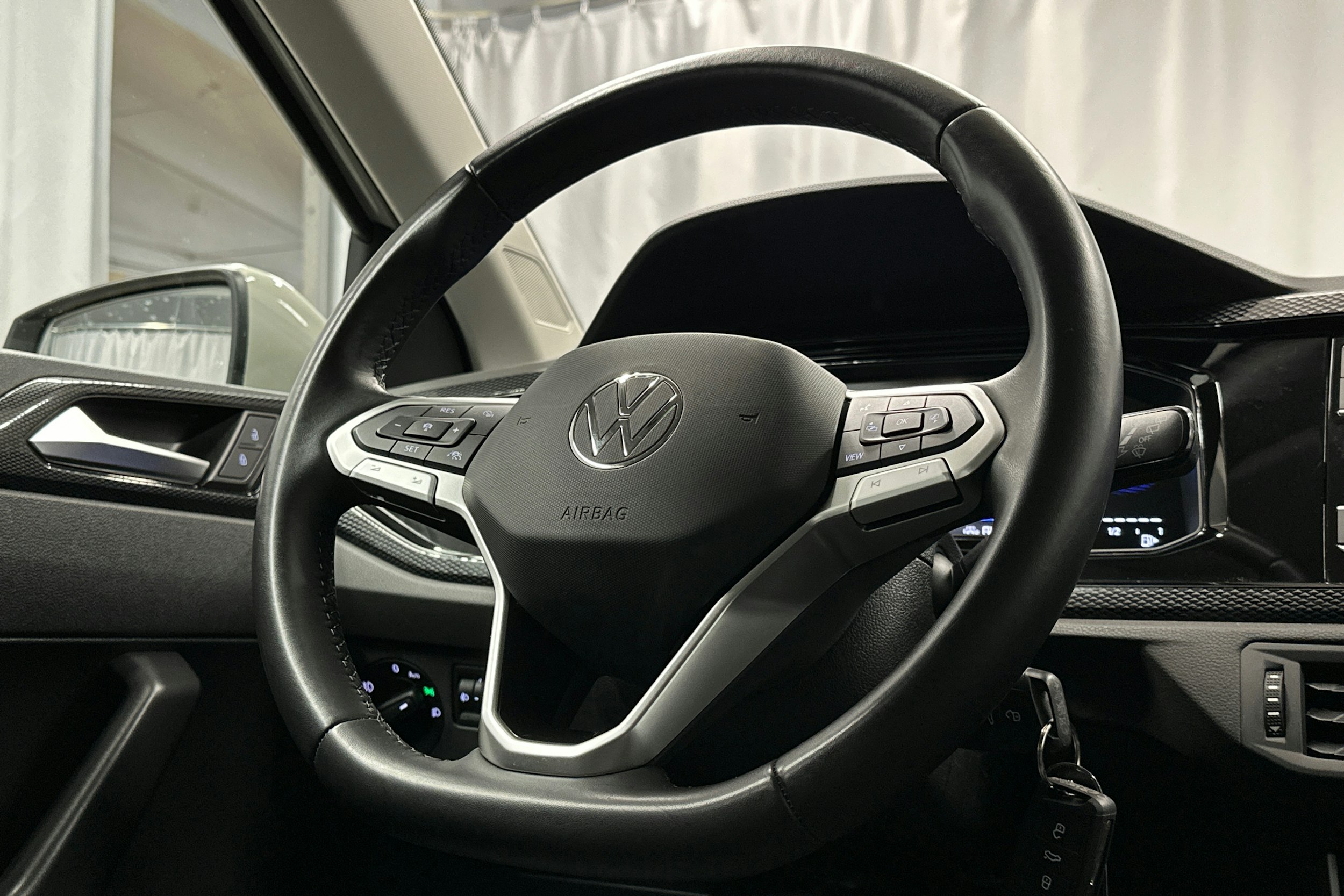 harmaa Volkswagen Polo 2023 kuva 16.