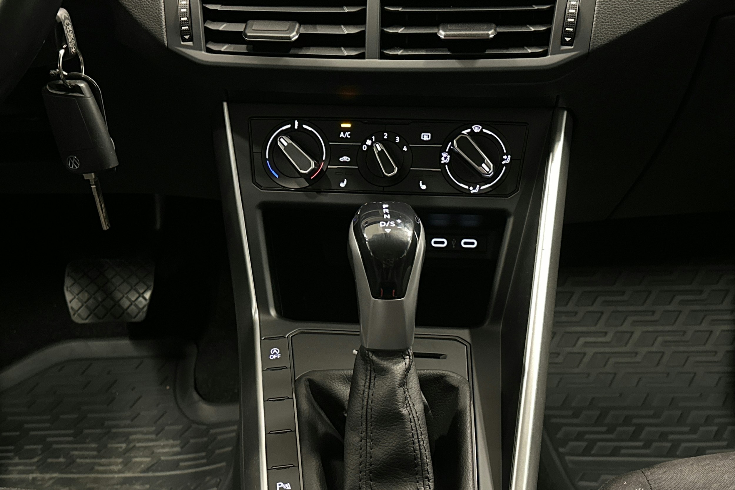 musta Volkswagen Polo 2023 kuva 16.