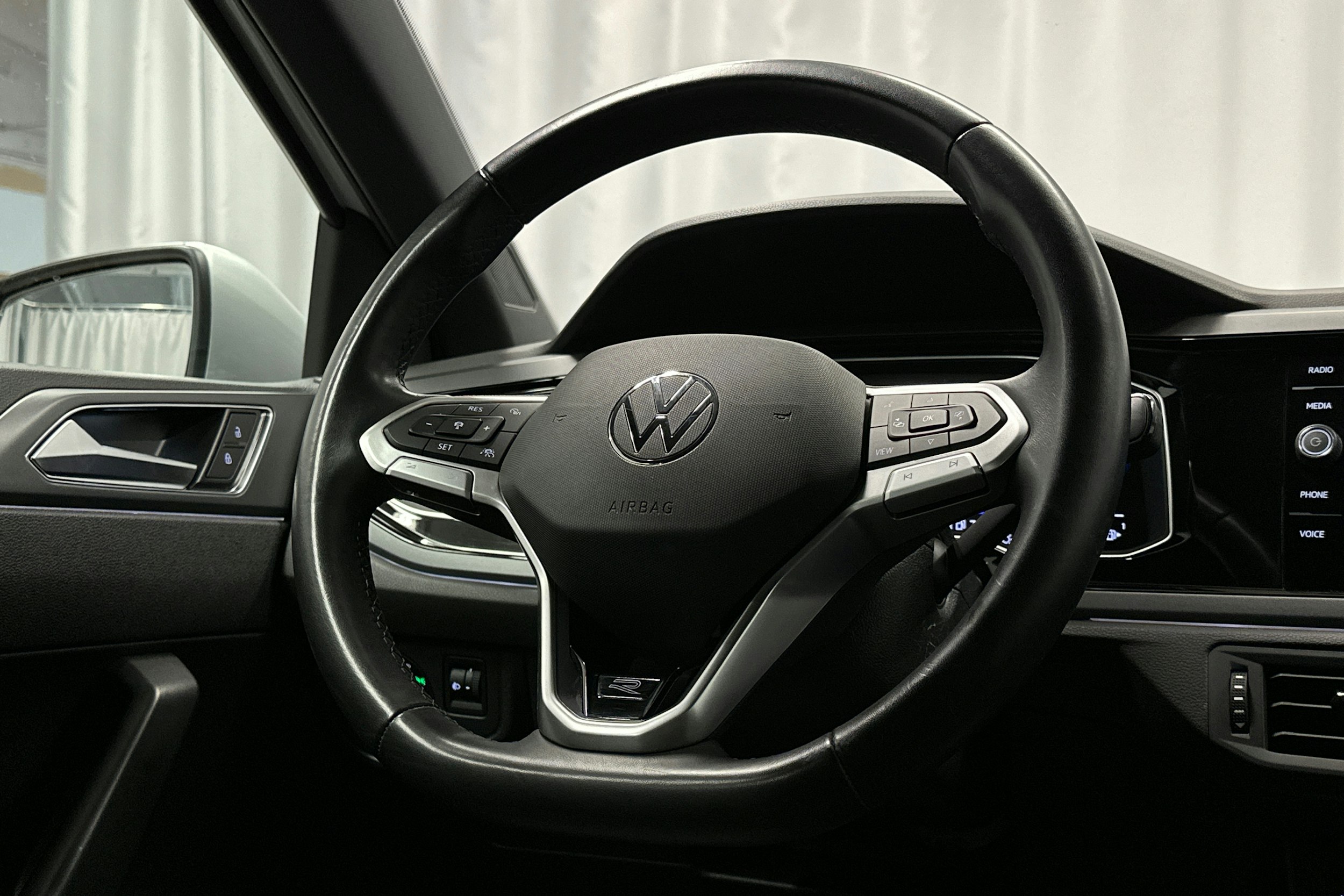 harmaa Volkswagen Polo 2023 kuva 16.