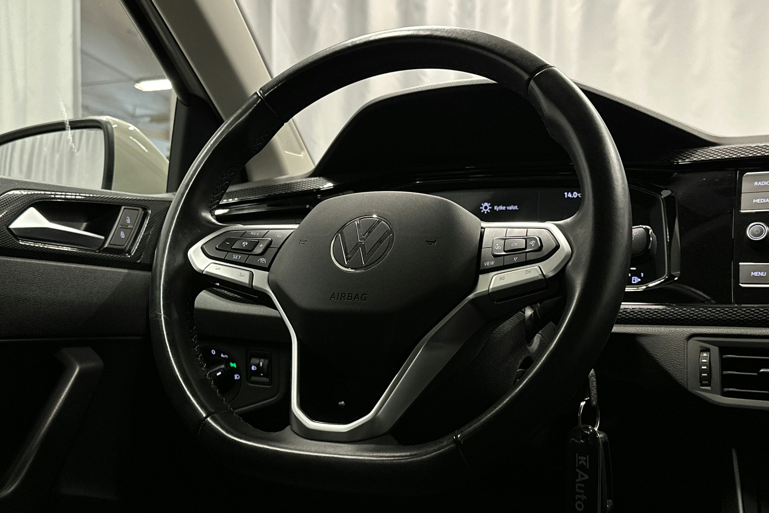 harmaa Volkswagen Polo 2023 kuva 13.