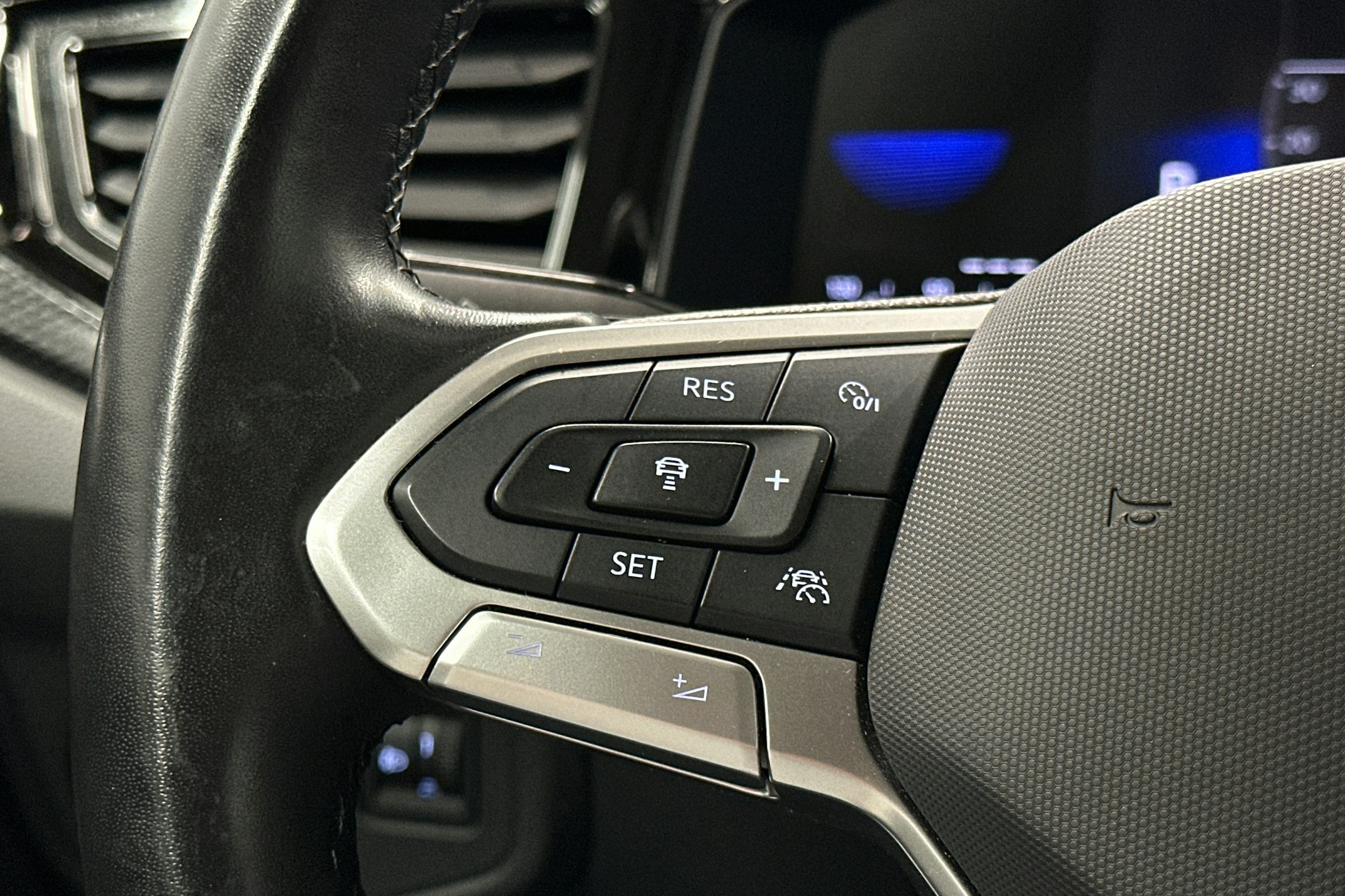 harmaa Volkswagen Polo 2023 kuva 14.
