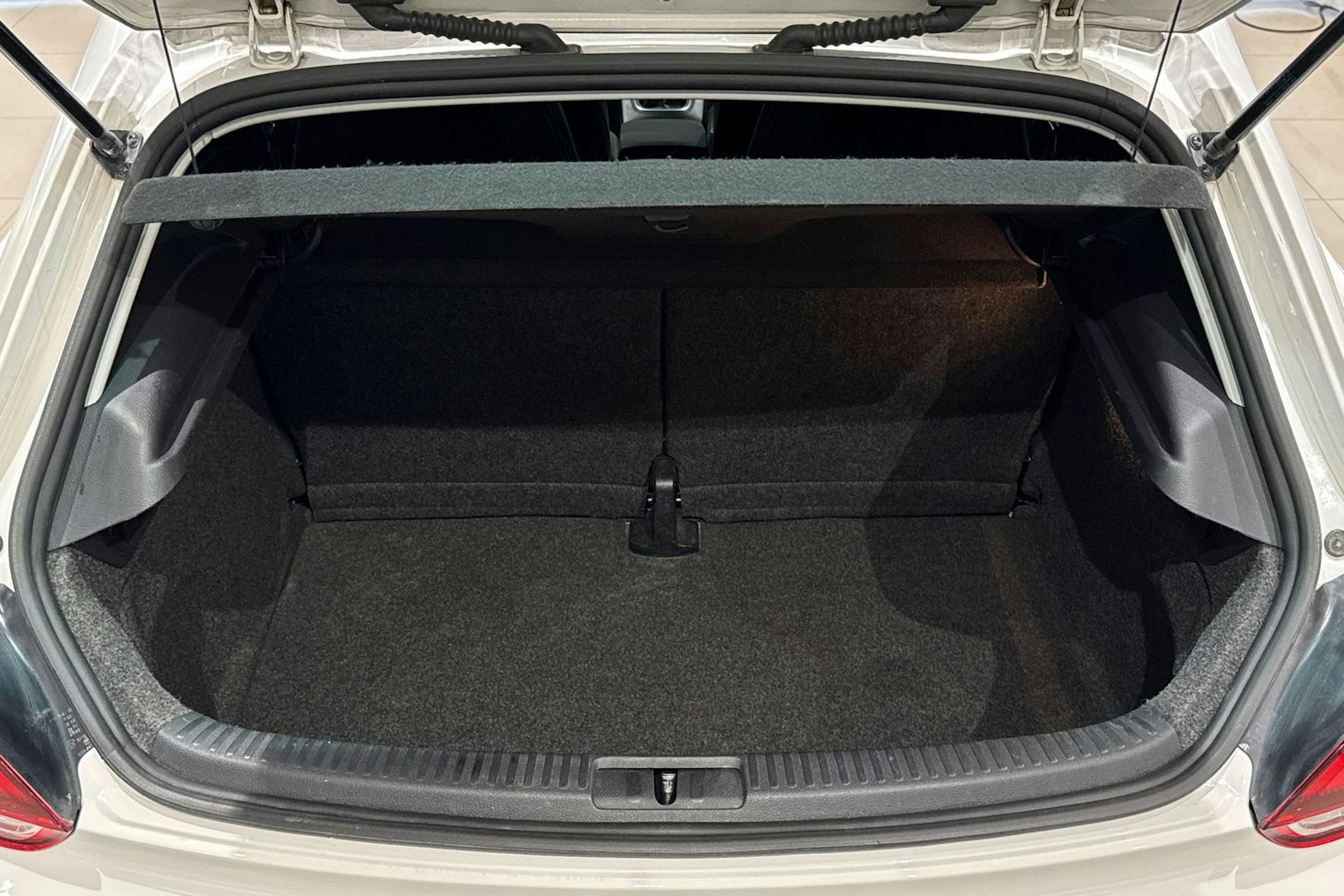valkoinen Volkswagen Scirocco 2013 kuva 14.