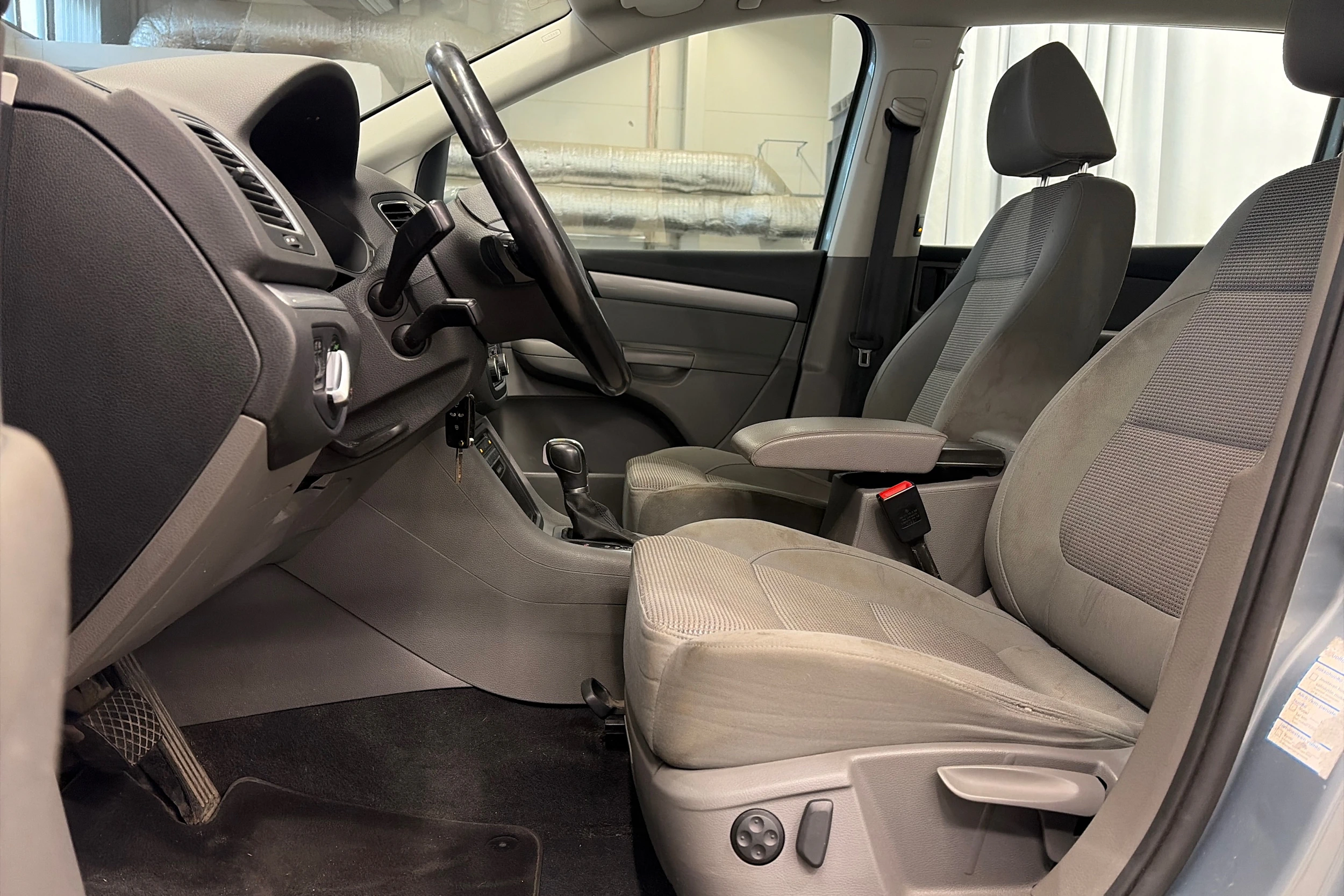 harmaa Volkswagen Sharan 2010 kuva 11.