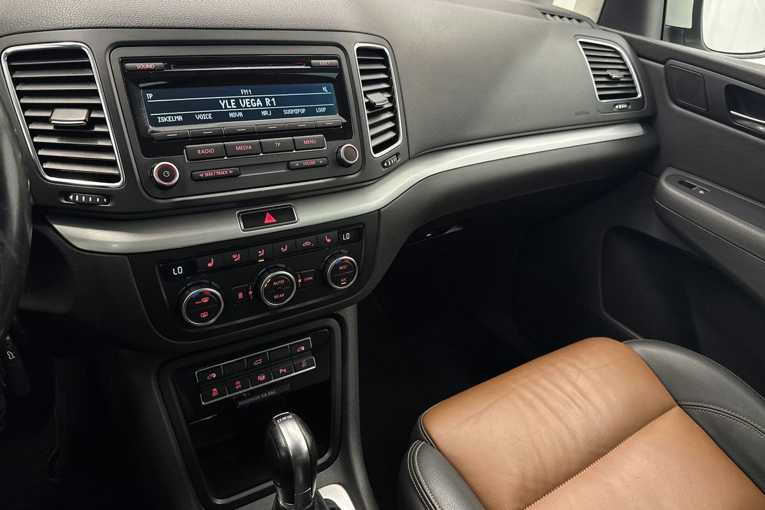 valkoinen Volkswagen Sharan 2013 kuva 22.