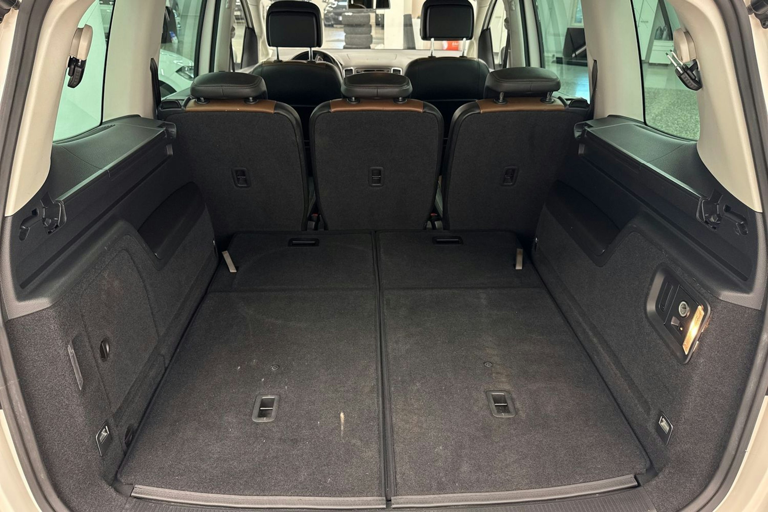 valkoinen Volkswagen Sharan 2013 kuva 33.
