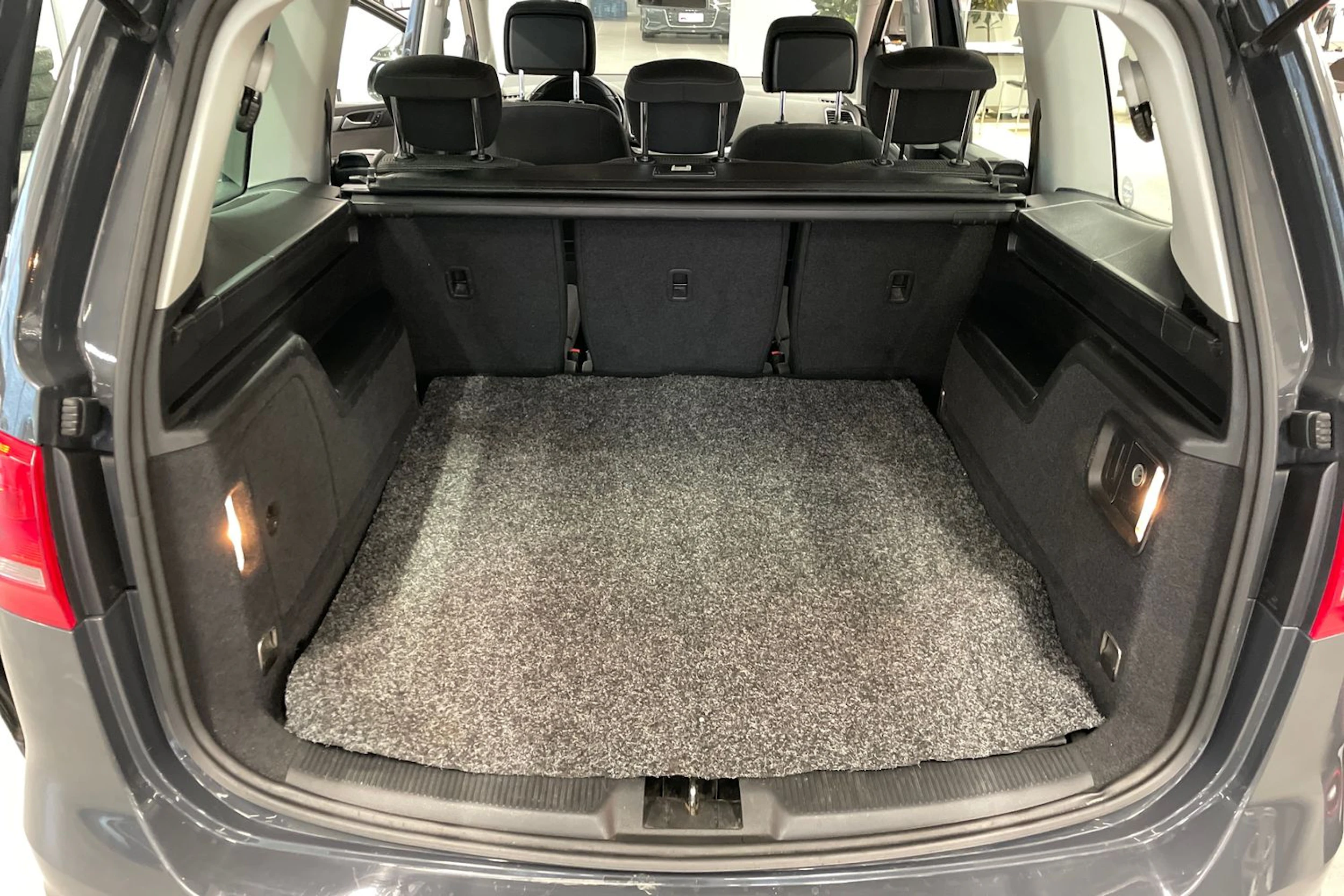 Harmaa Volkswagen SHARAN 2014 kuva 19.