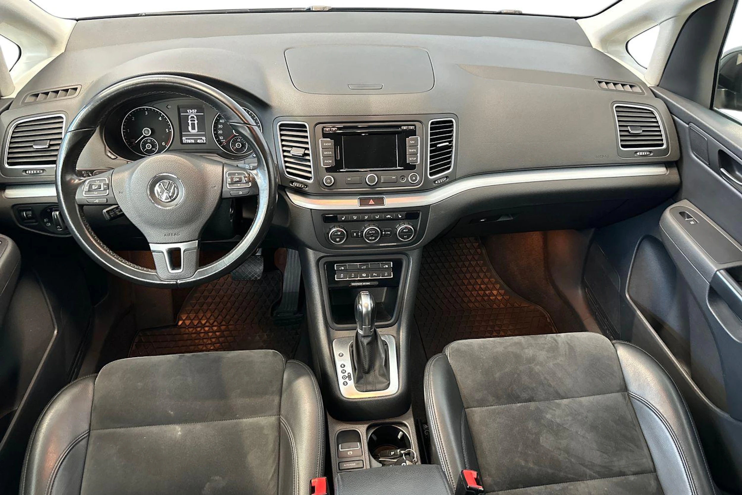 ruskea (beige) Volkswagen Sharan 2015 kuva 9.