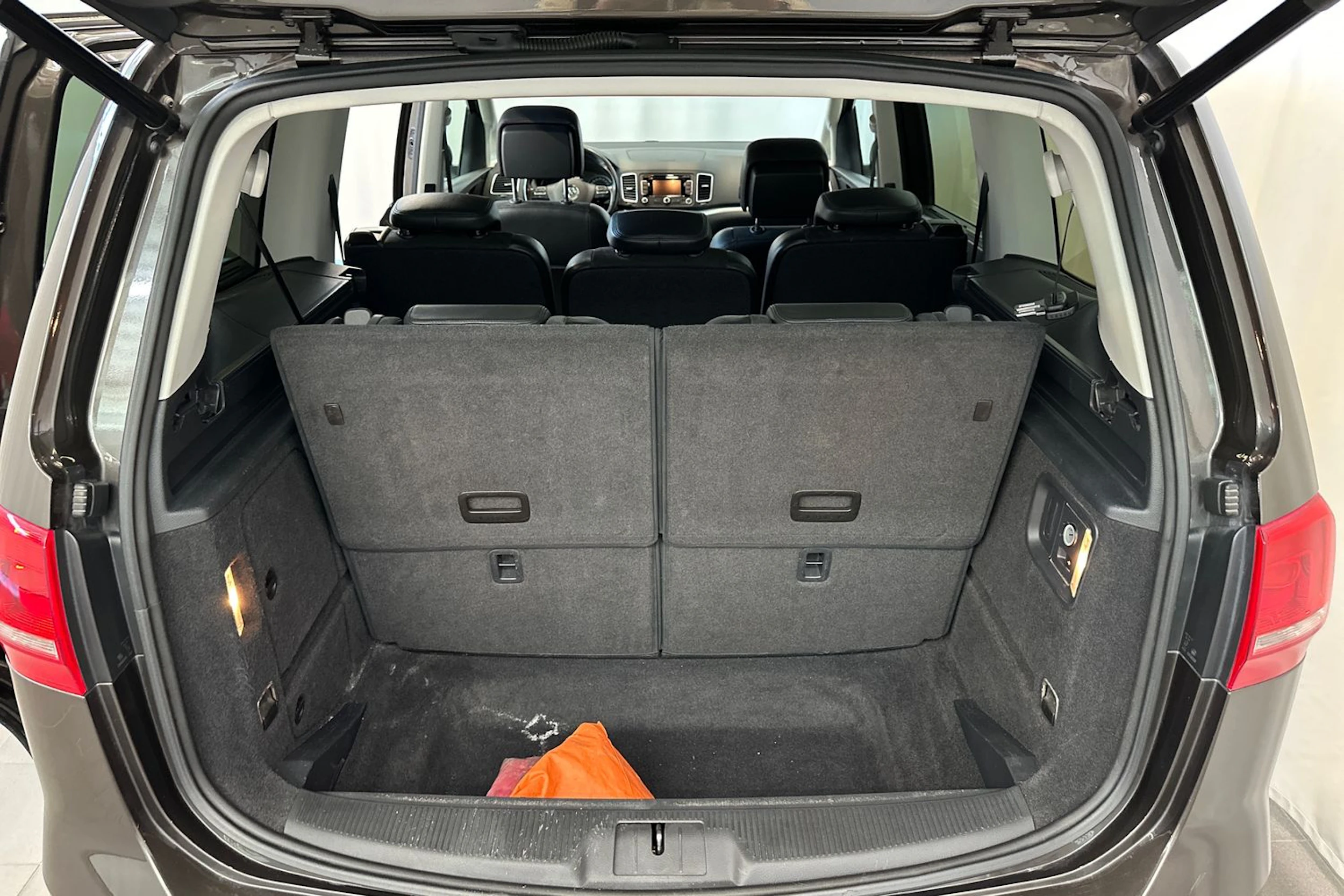 ruskea (beige) Volkswagen Sharan 2015 kuva 15.
