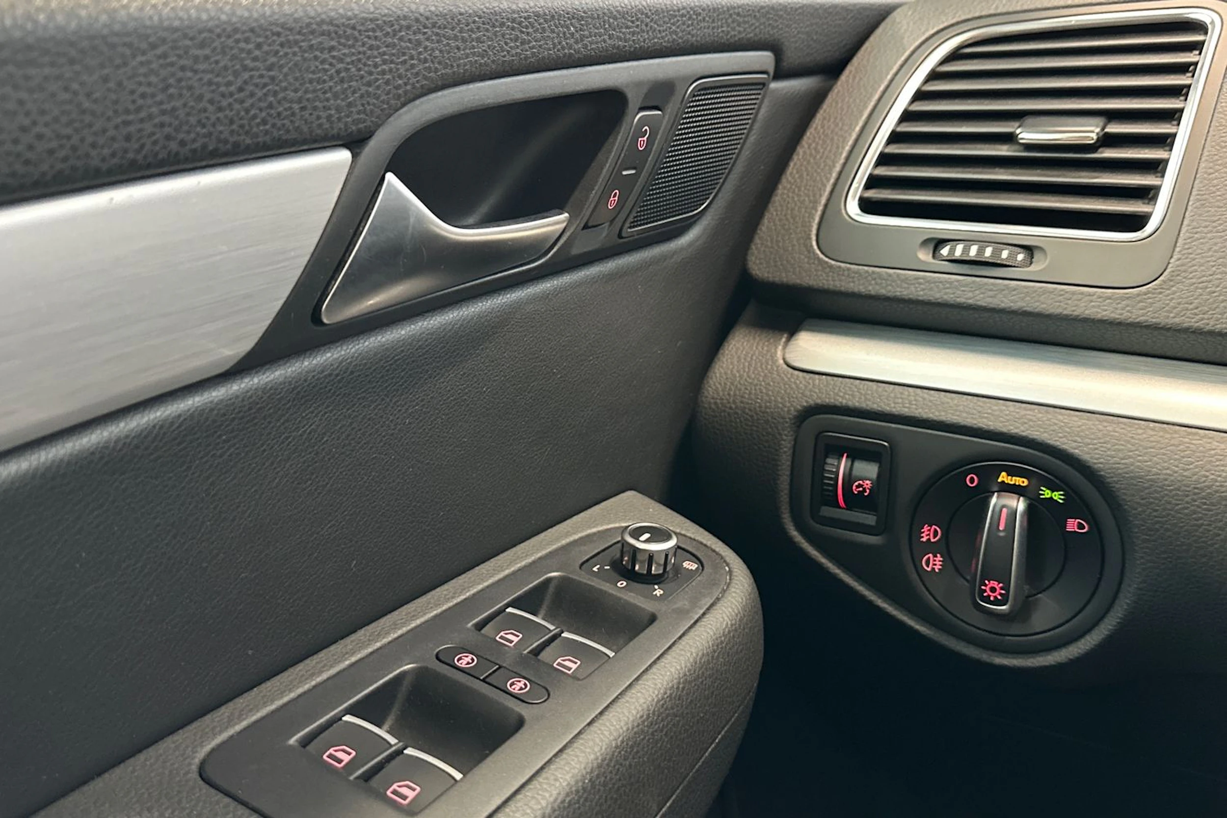 ruskea (beige) Volkswagen Sharan 2015 kuva 25.