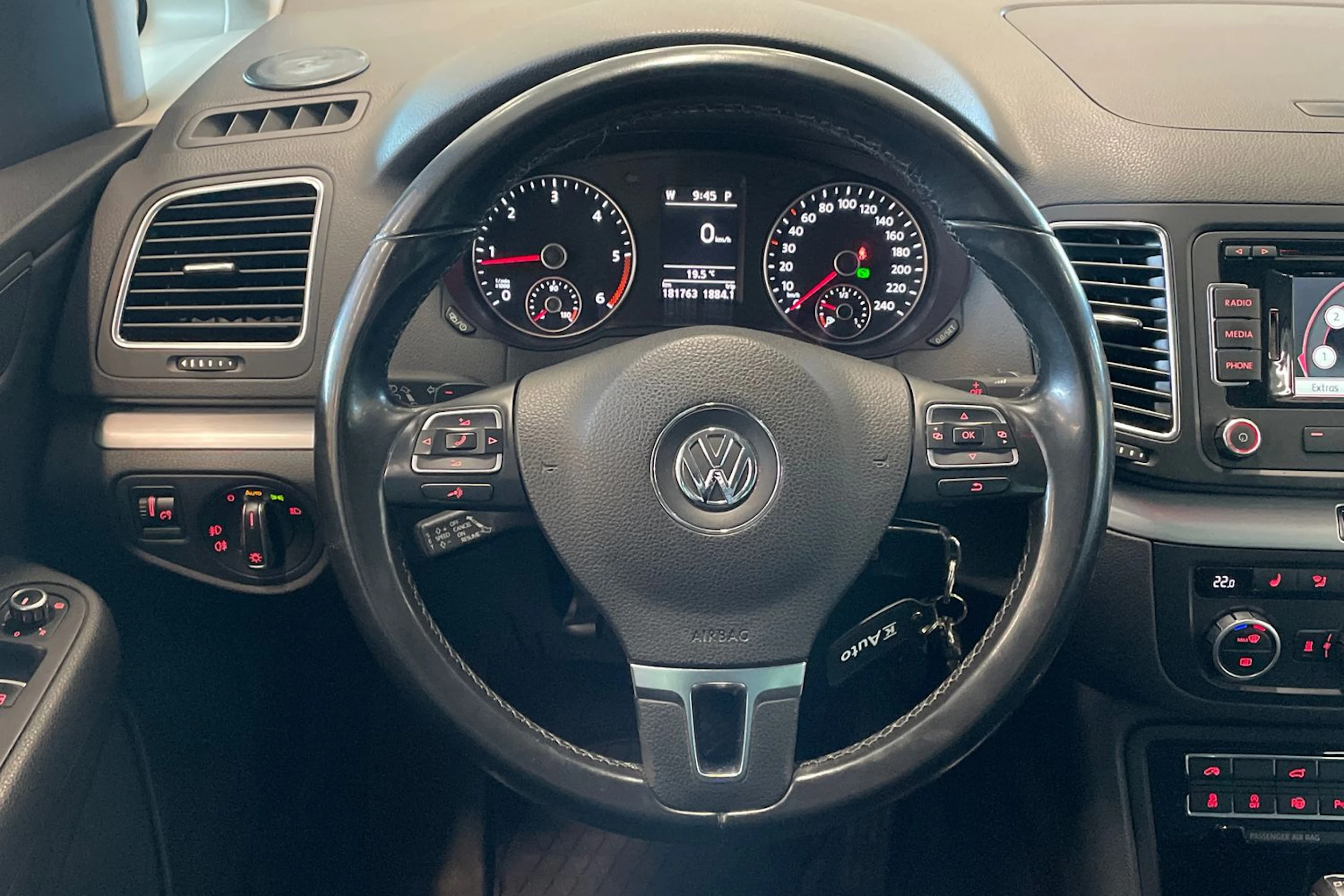 valkoinen Volkswagen Sharan 2015 kuva 13.
