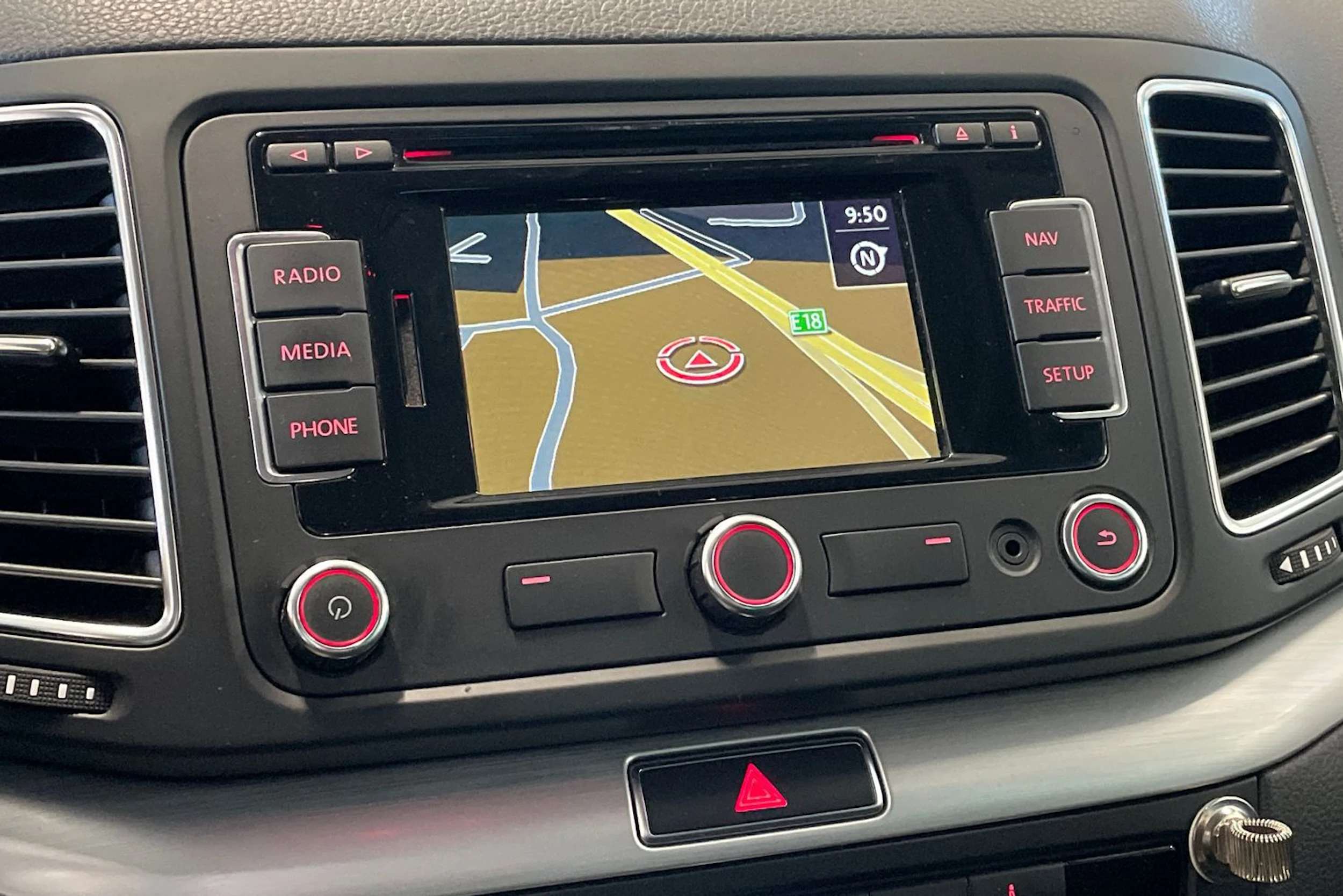 valkoinen Volkswagen Sharan 2015 kuva 22.