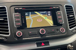 valkoinen Volkswagen Sharan 2015 kuva 22.