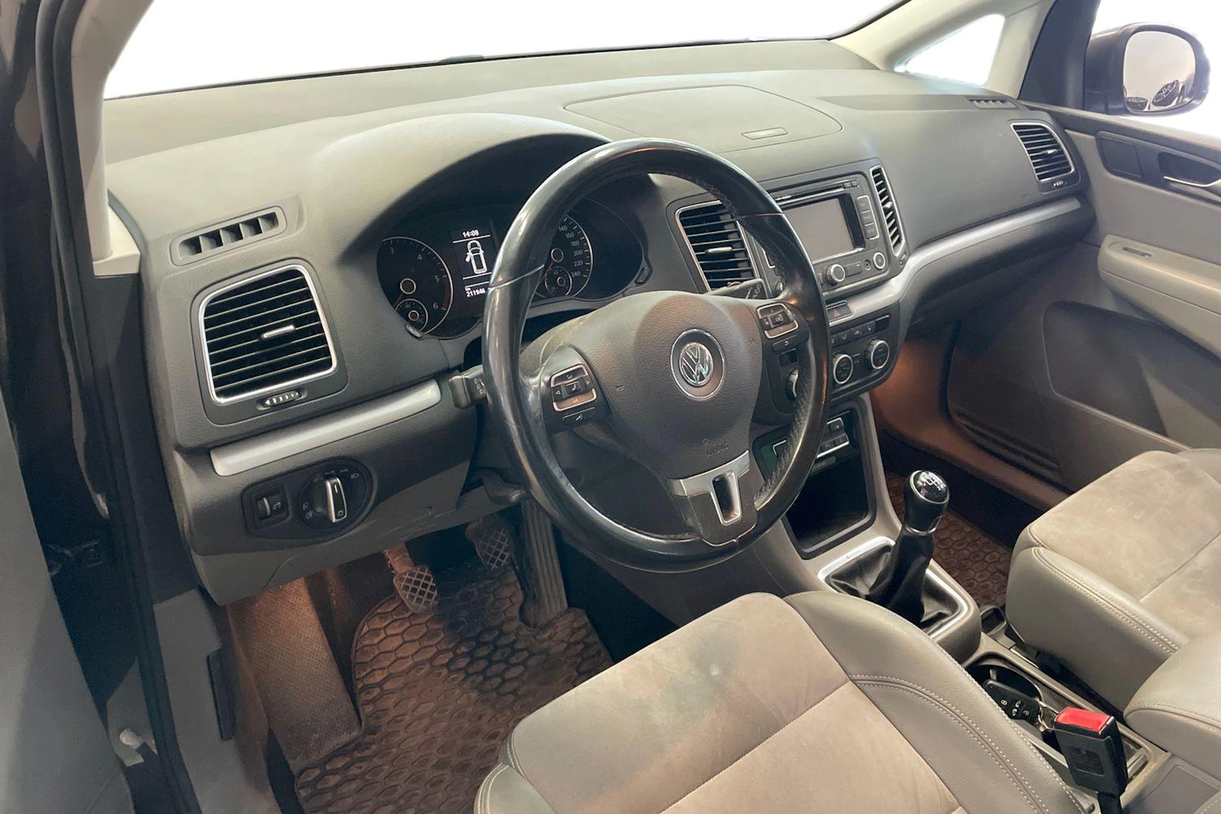 ruskea (beige) Volkswagen Sharan 2015 kuva 3.