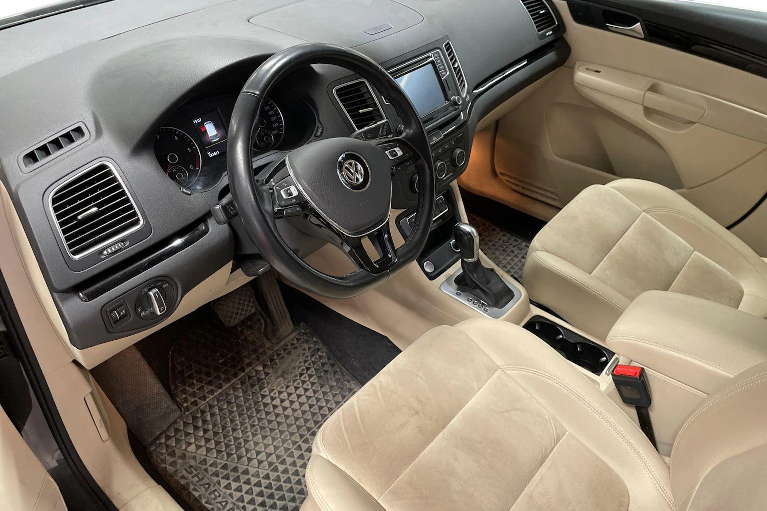 ruskea (beige) Volkswagen Sharan 2016 kuva 3.