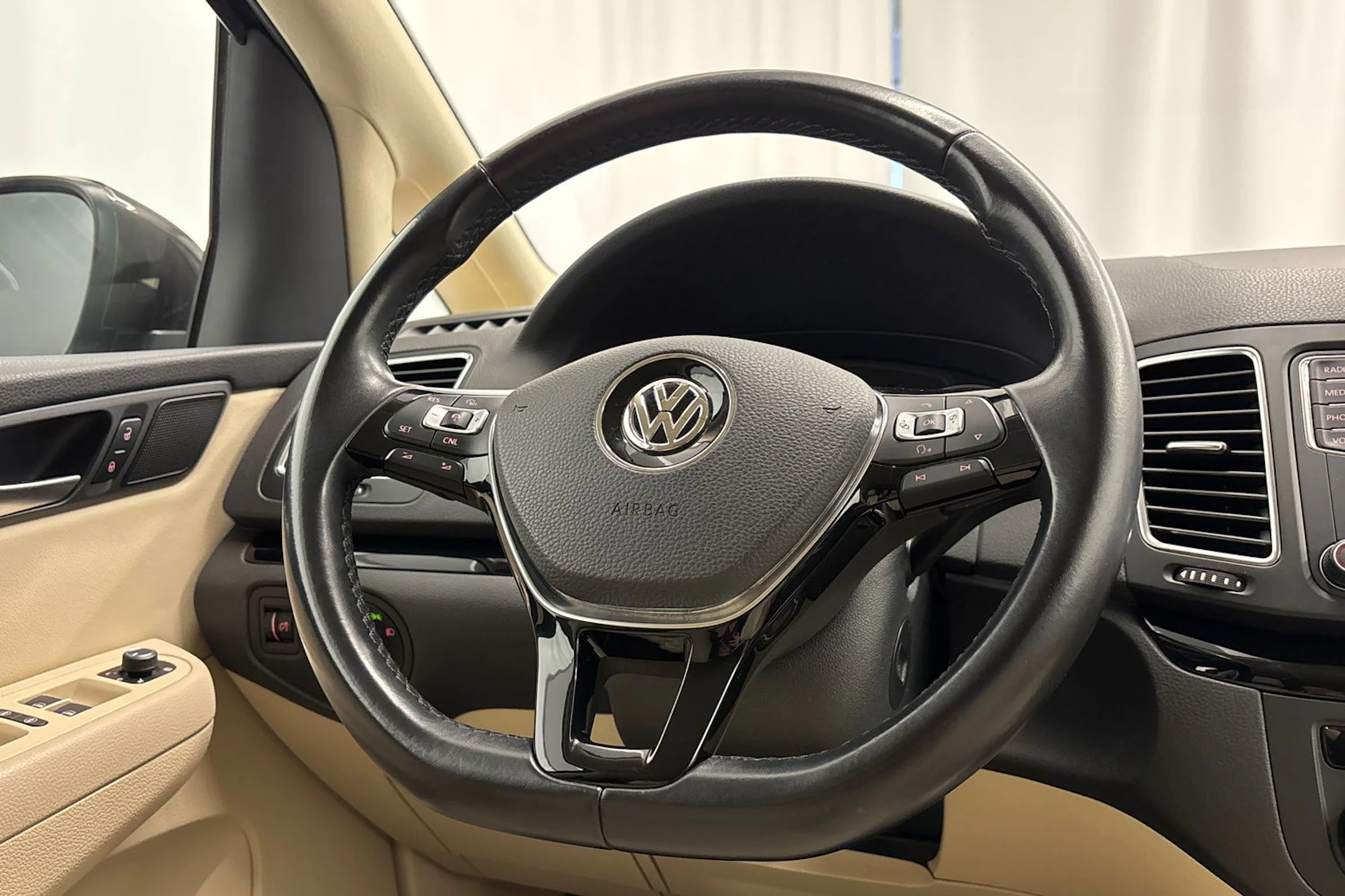 ruskea (beige) Volkswagen Sharan 2016 kuva 14.