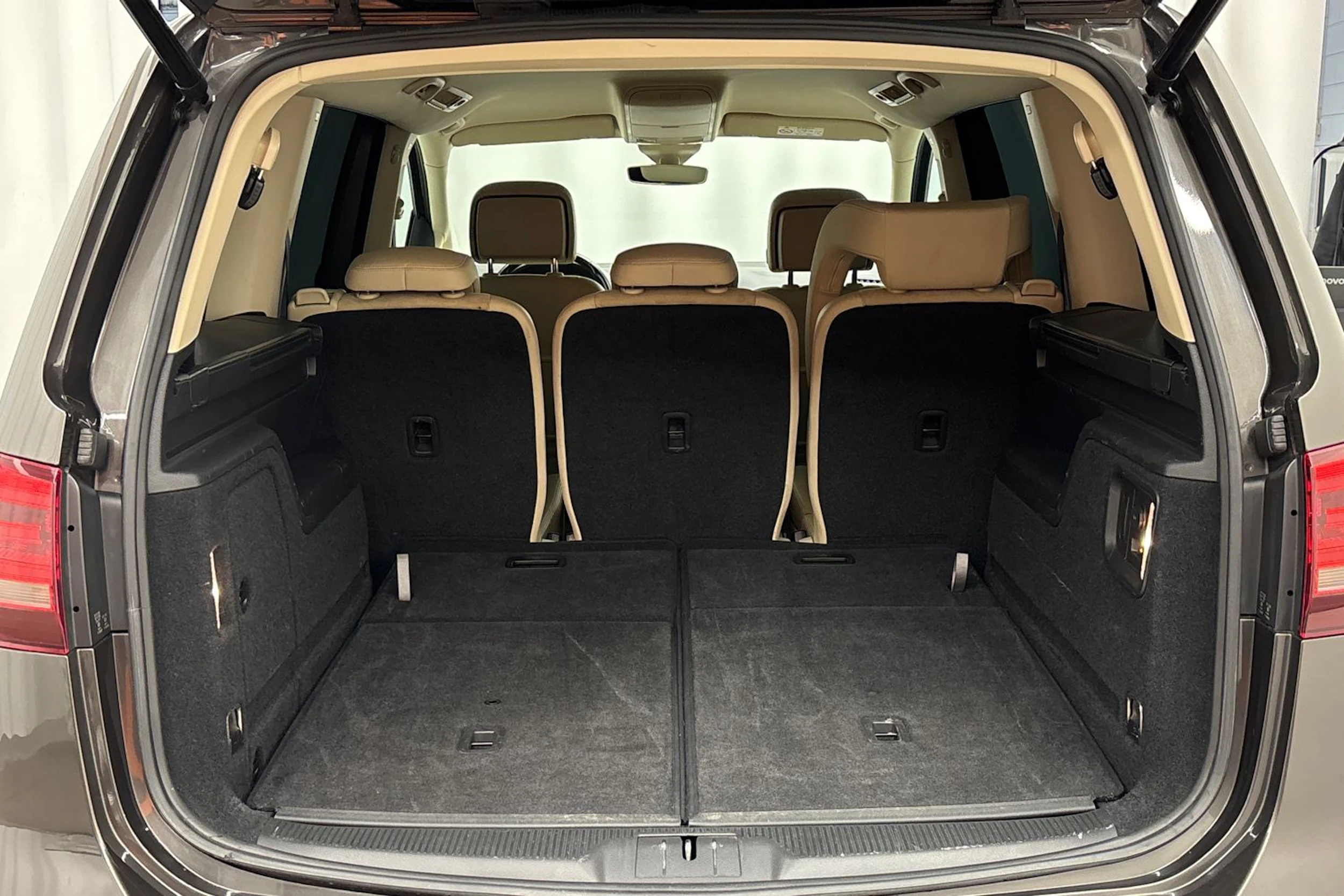 ruskea (beige) Volkswagen Sharan 2016 kuva 23.