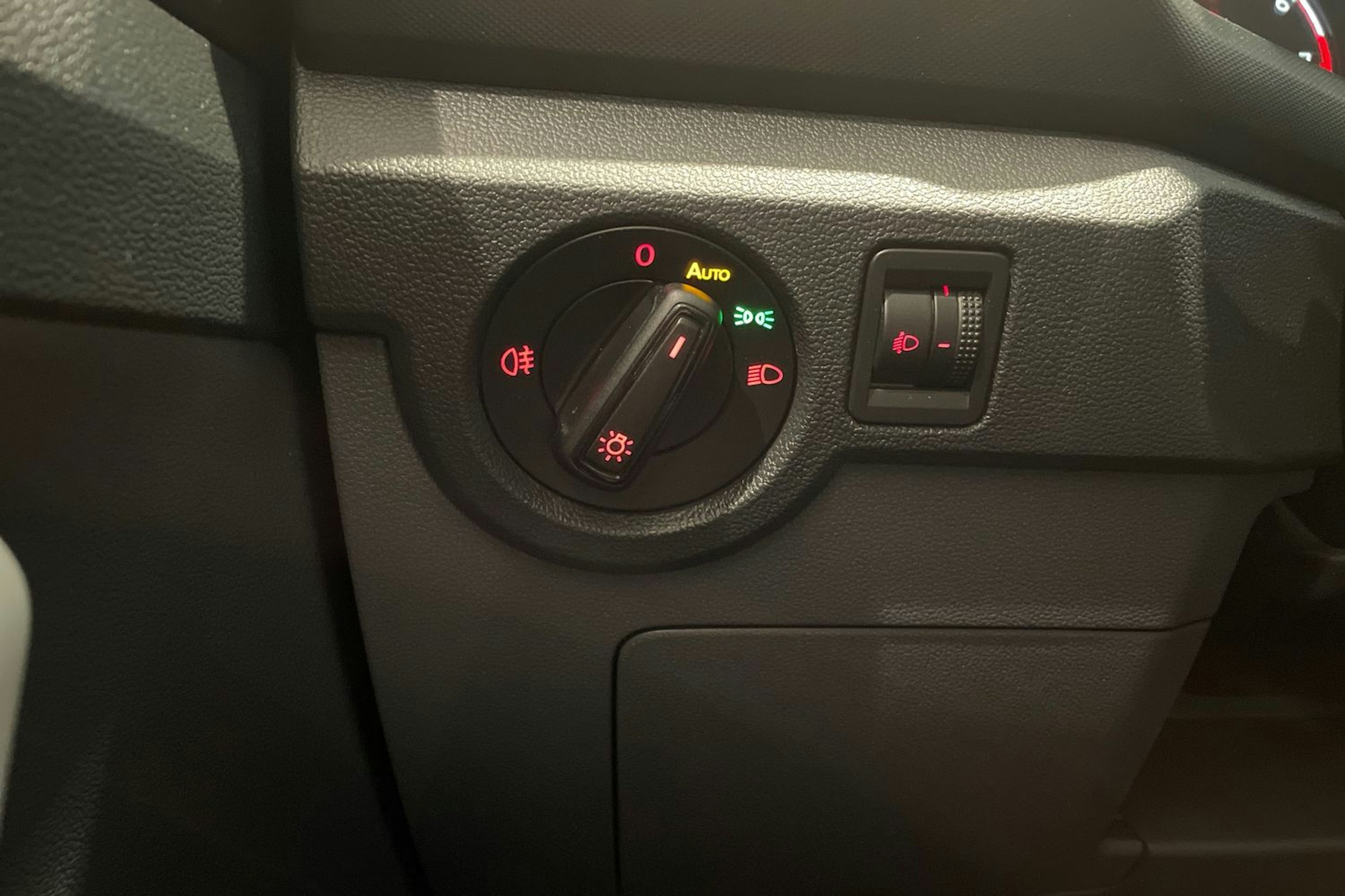 Valkoinen Volkswagen T-Cross 2019 kuva 19.