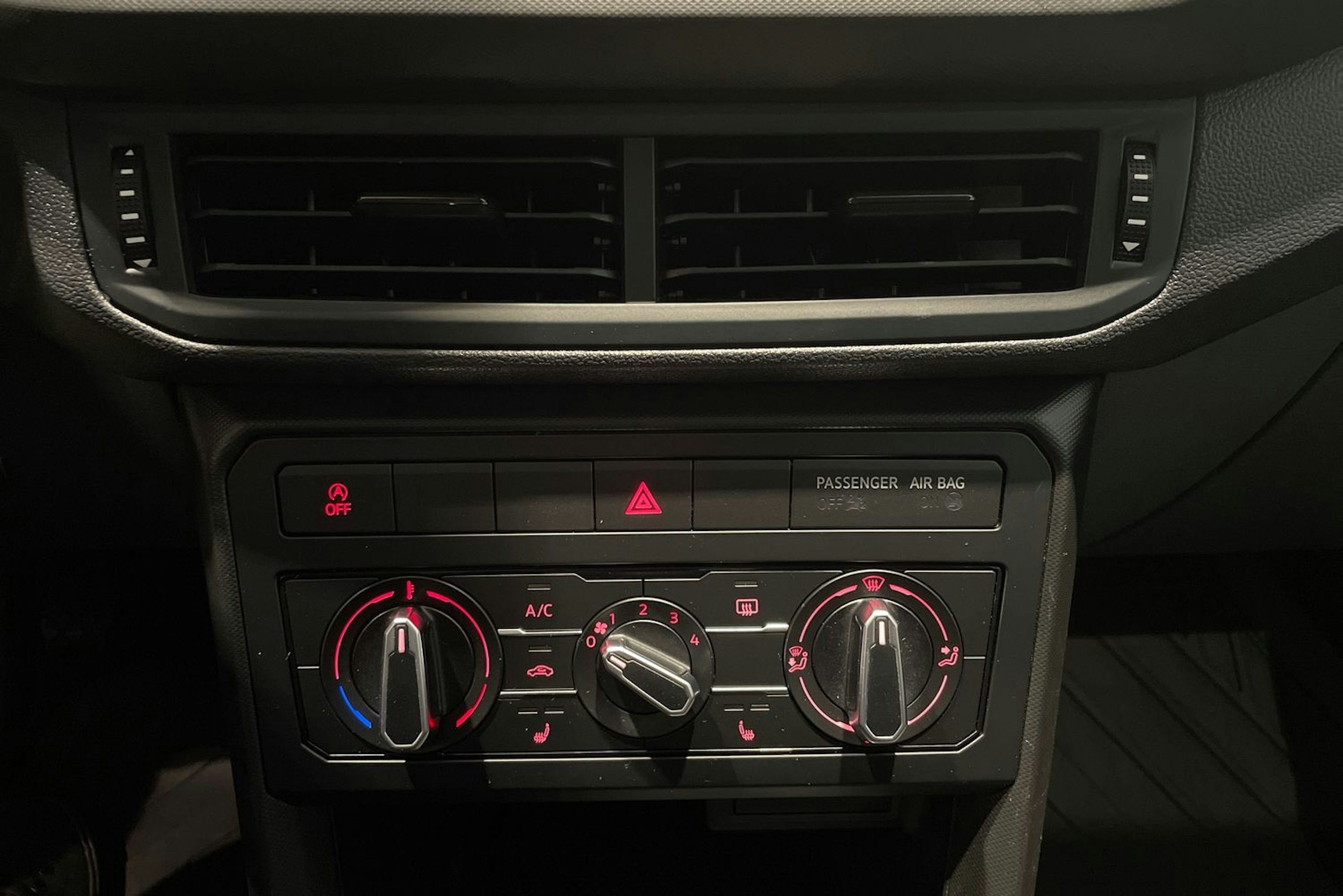 Valkoinen Volkswagen T-Cross 2019 kuva 23.