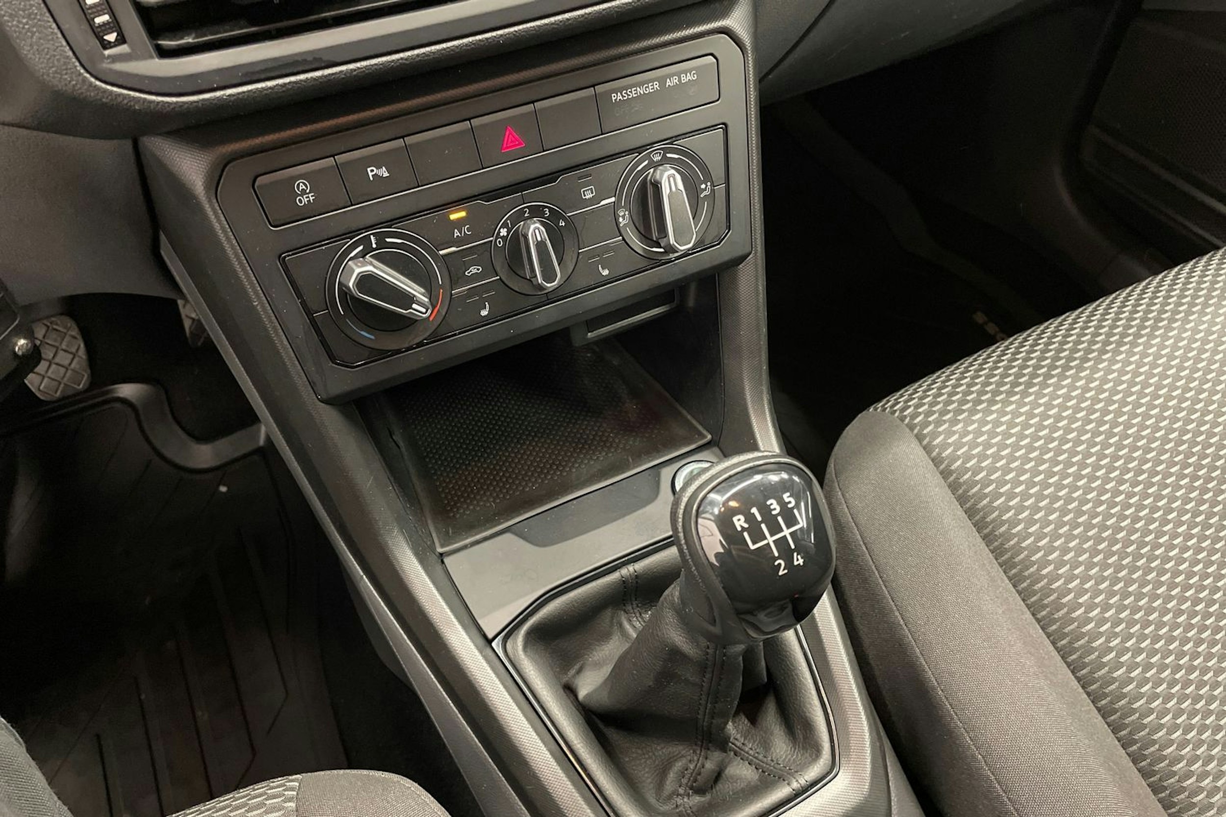 Valkoinen Volkswagen T-Cross 2019 kuva 15.