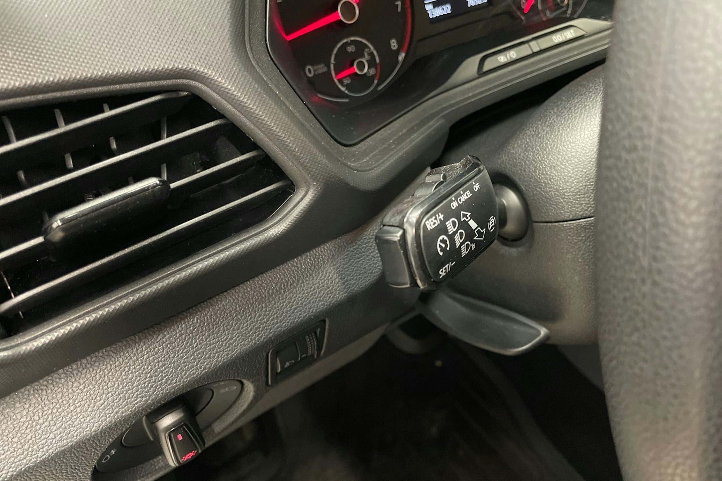 Valkoinen Volkswagen T-Cross 2019 kuva 17.