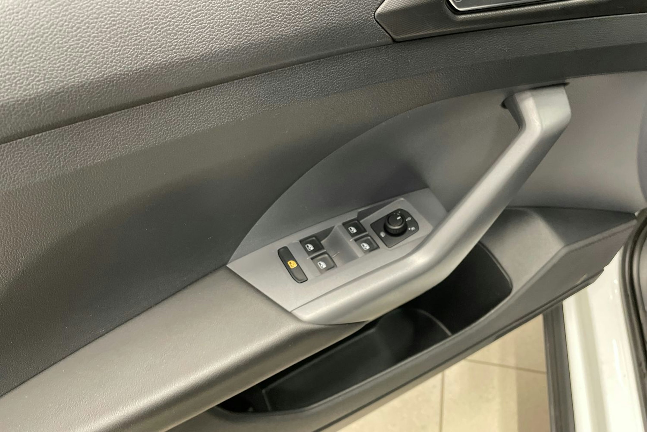 Valkoinen Volkswagen T-Cross 2019 kuva 18.