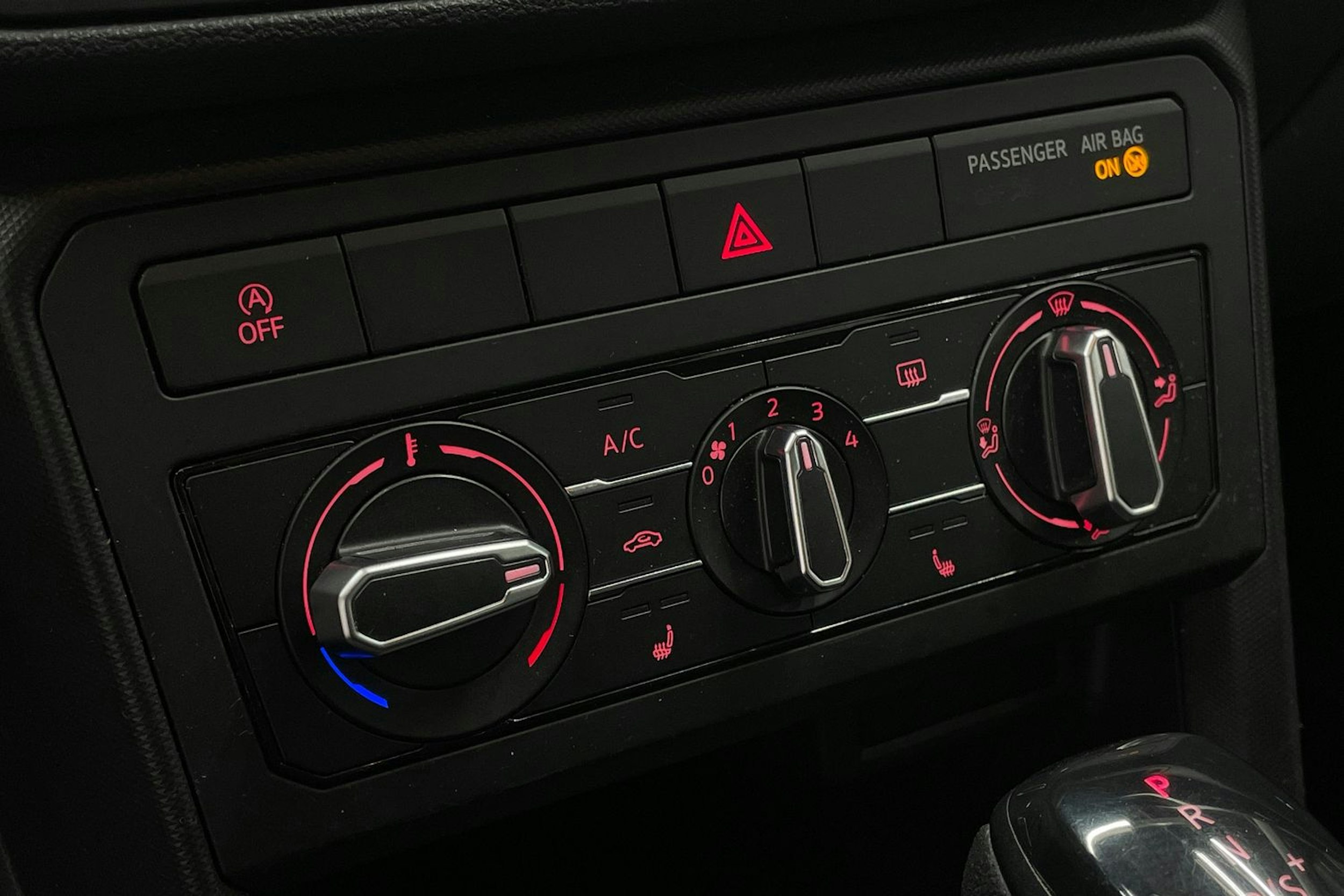 Musta Volkswagen T-Cross 2019 kuva 17.