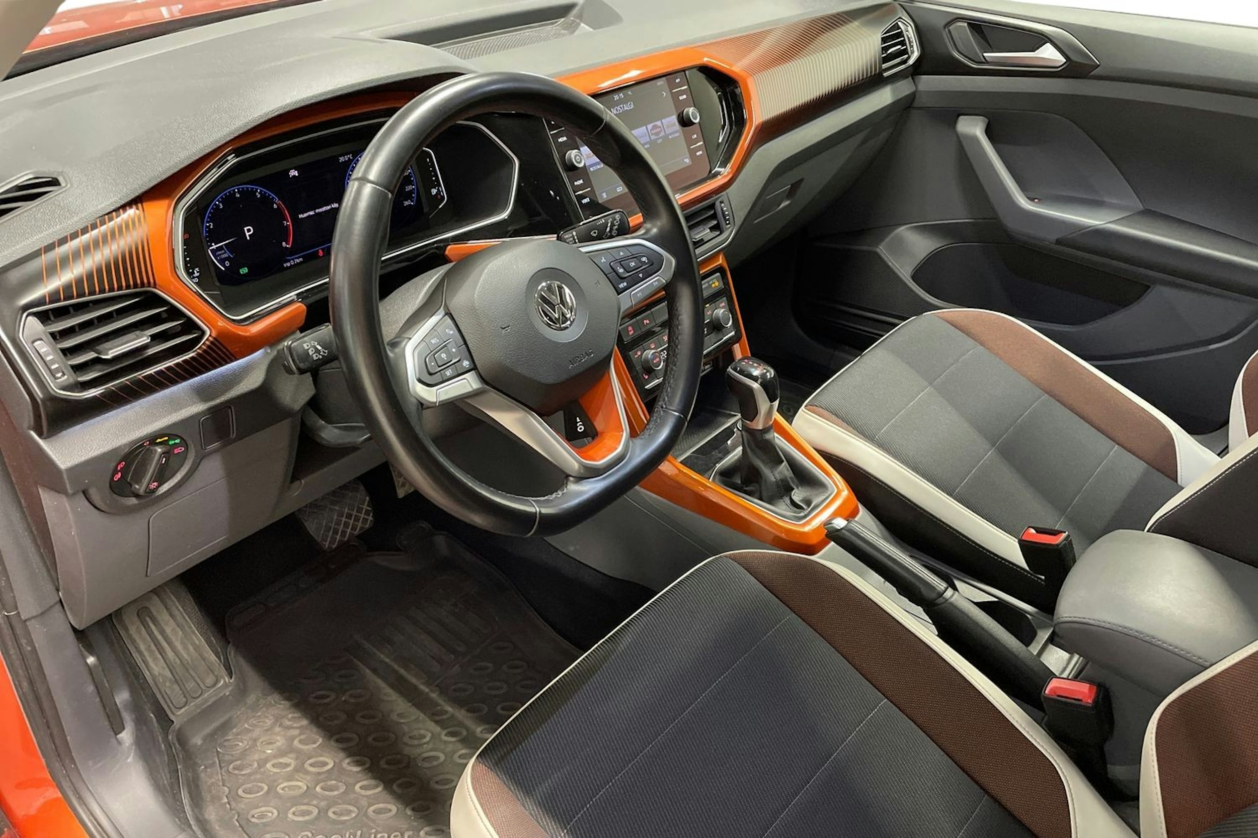 oranssi Volkswagen T-Cross 2019 kuva 6.