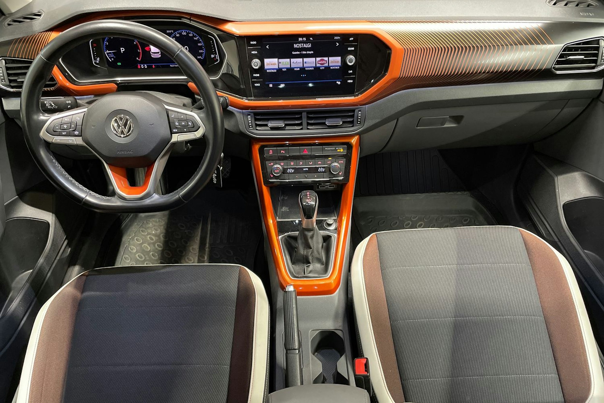 oranssi Volkswagen T-Cross 2019 kuva 7.