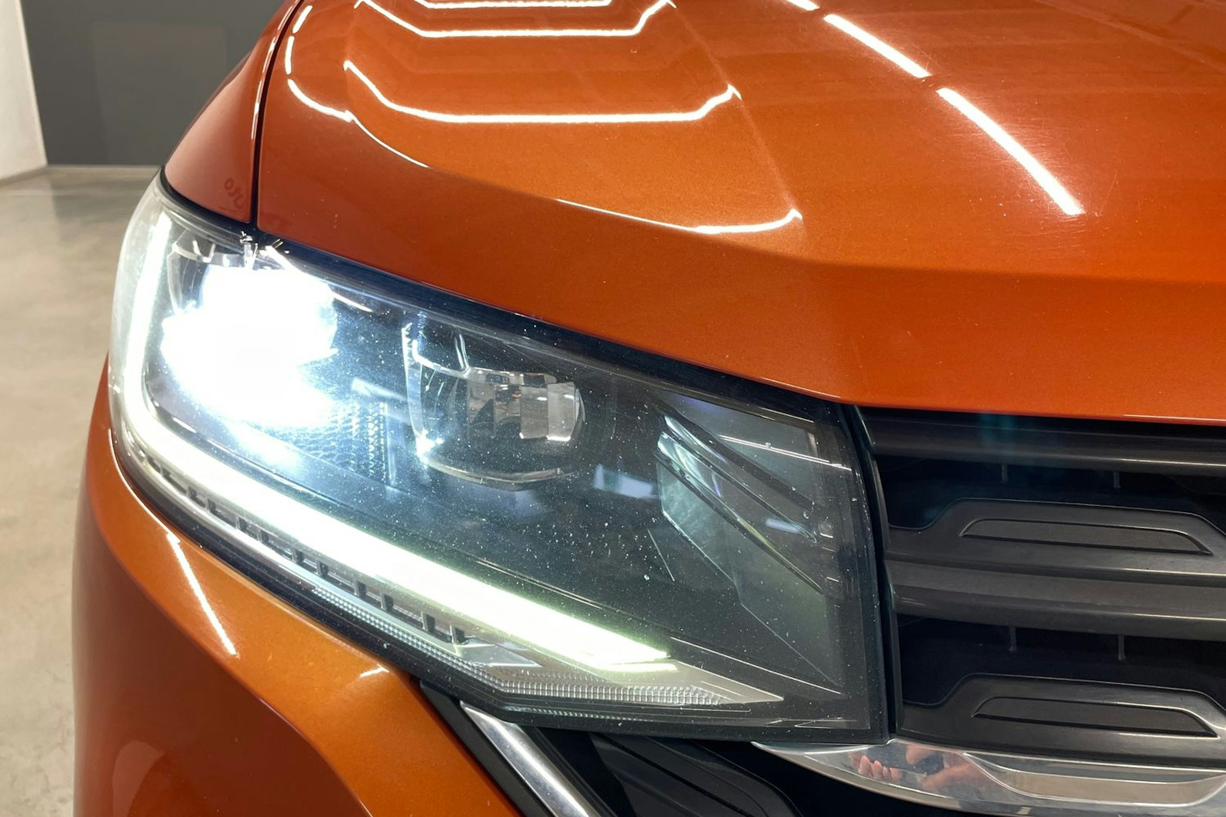 oranssi Volkswagen T-Cross 2019 kuva 11.