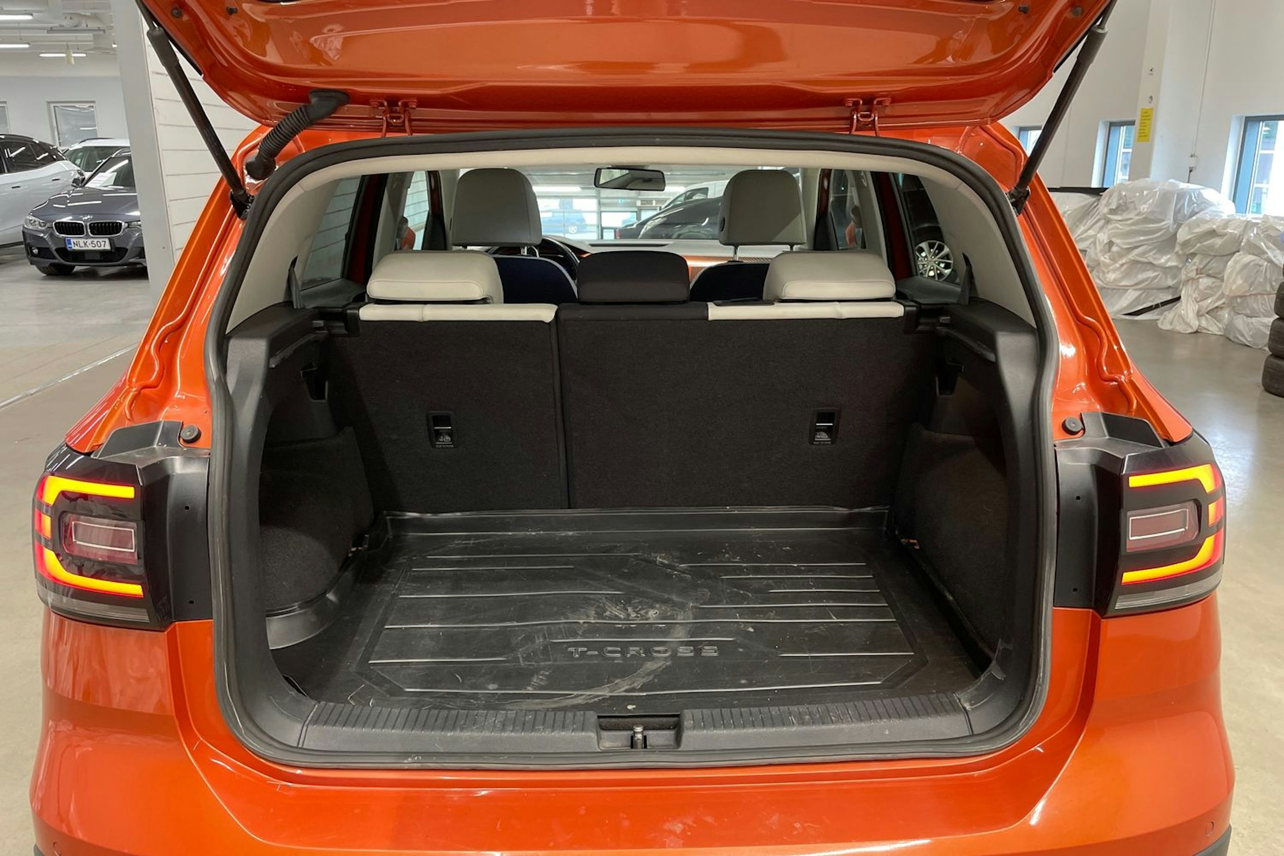 oranssi Volkswagen T-Cross 2019 kuva 12.