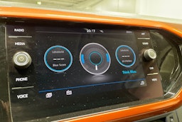 oranssi Volkswagen T-Cross 2019 kuva 15.
