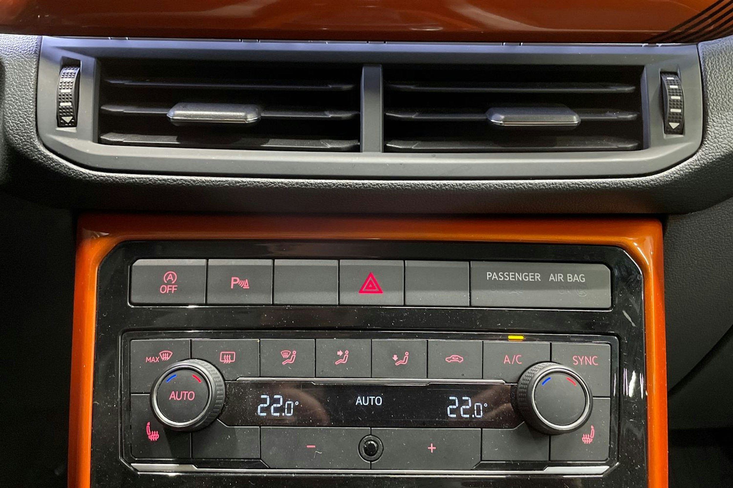oranssi Volkswagen T-Cross 2019 kuva 19.