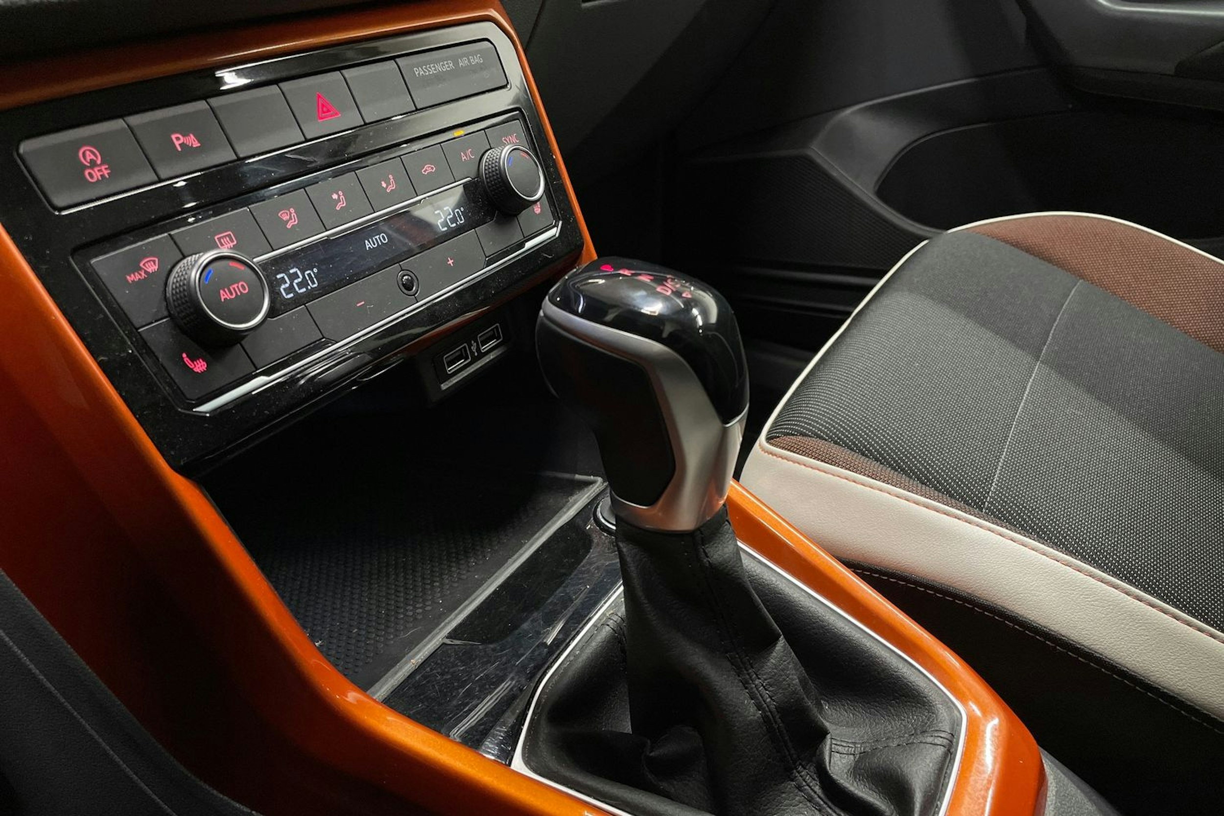oranssi Volkswagen T-Cross 2019 kuva 20.