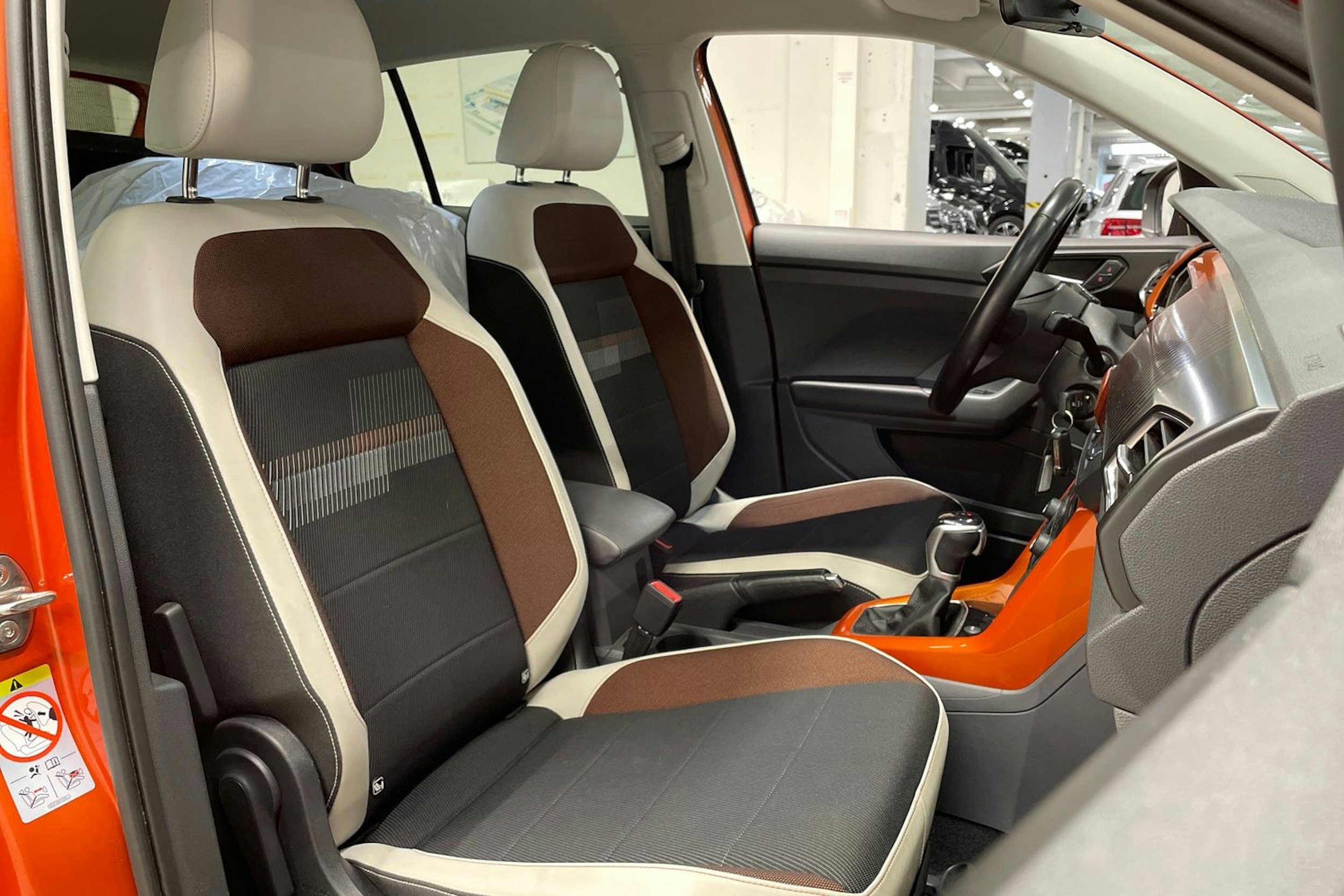 oranssi Volkswagen T-Cross 2019 kuva 26.