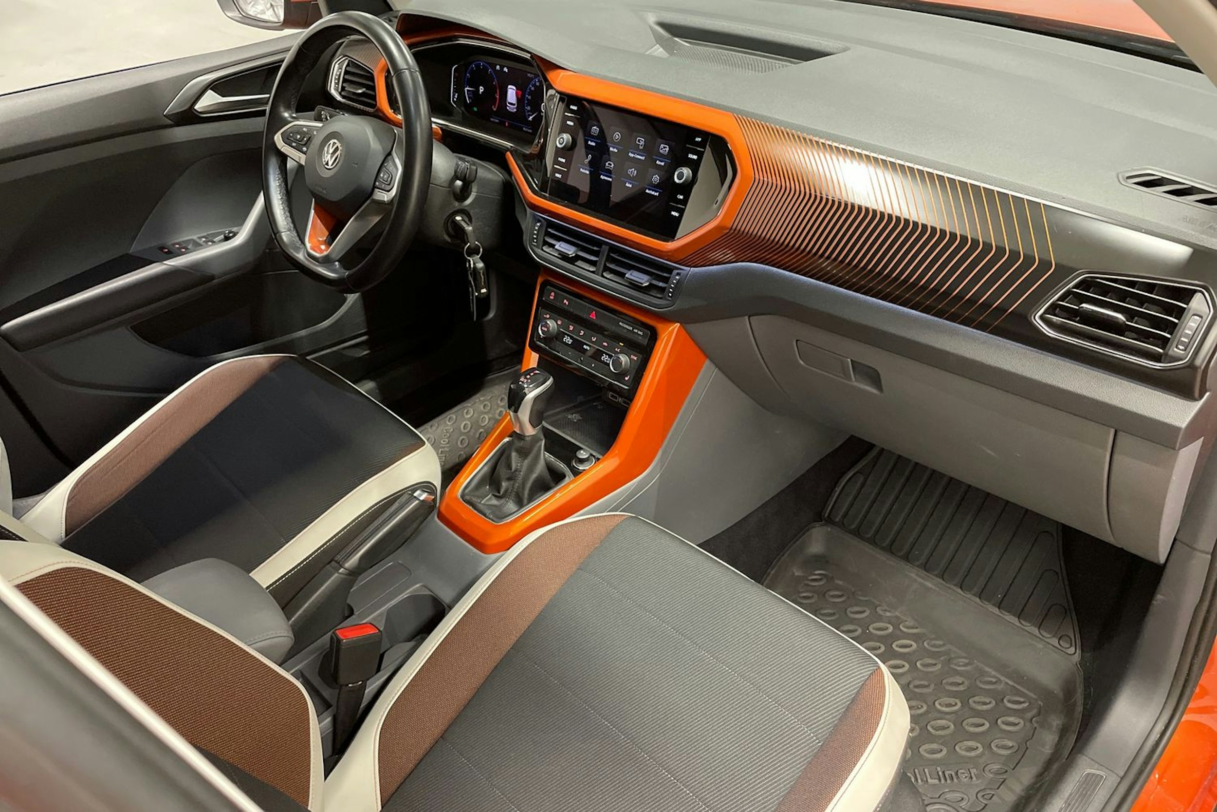 oranssi Volkswagen T-Cross 2019 kuva 27.