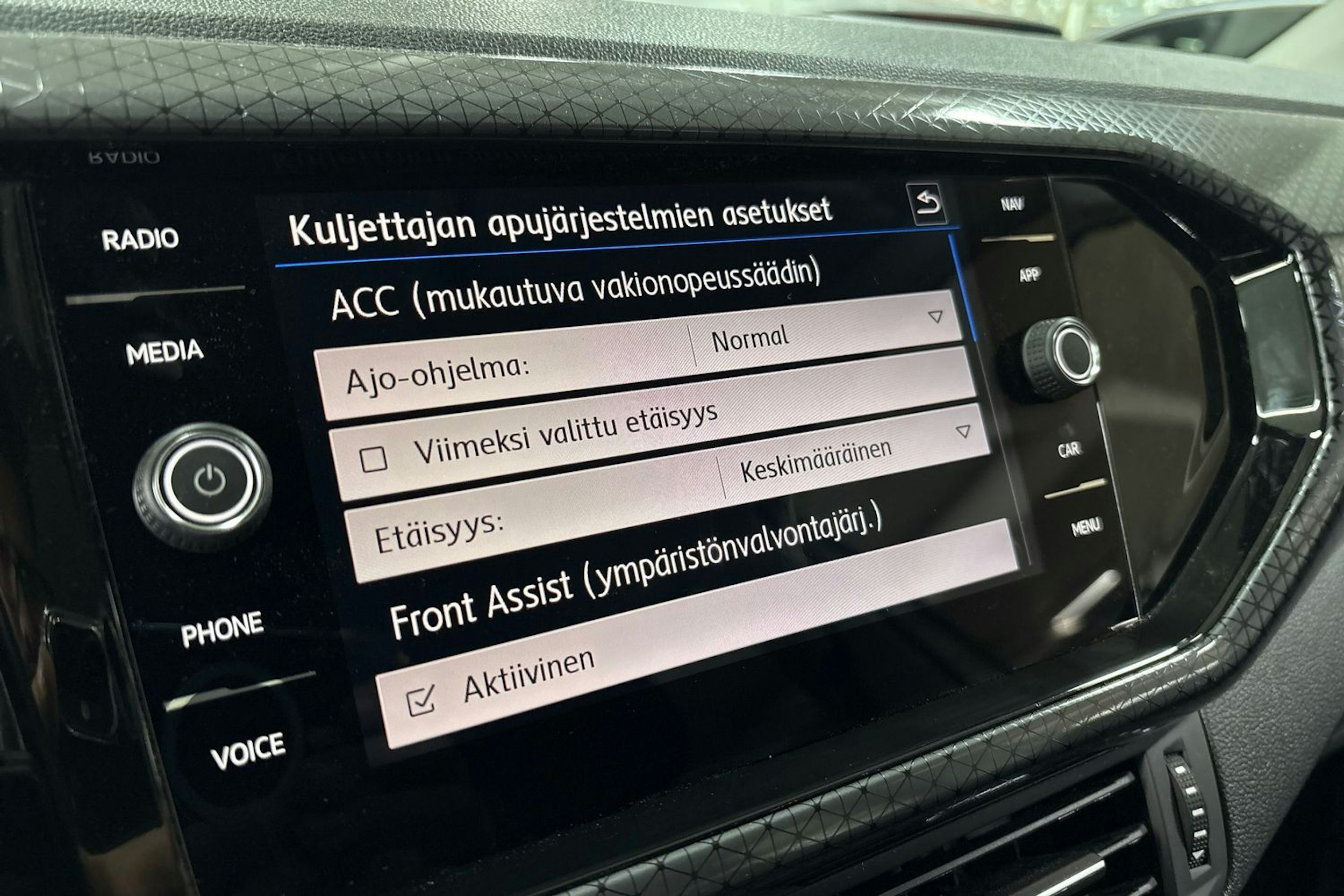 Valkoinen Volkswagen T-Cross 2020 kuva 21.