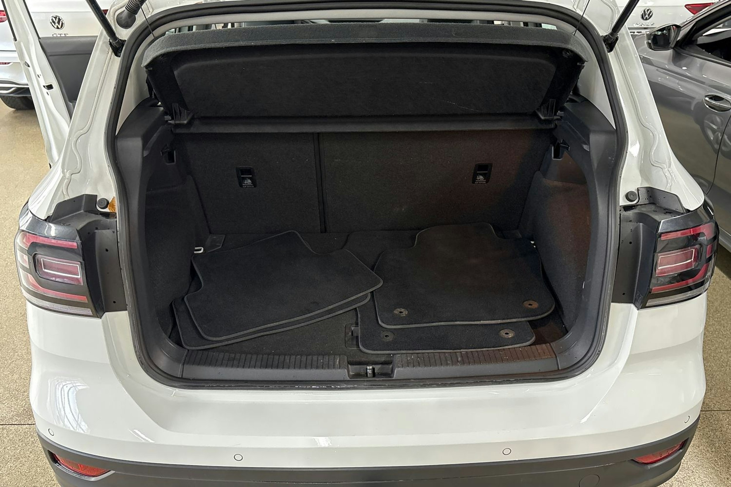 Valkoinen Volkswagen T-Cross 2020 kuva 25.